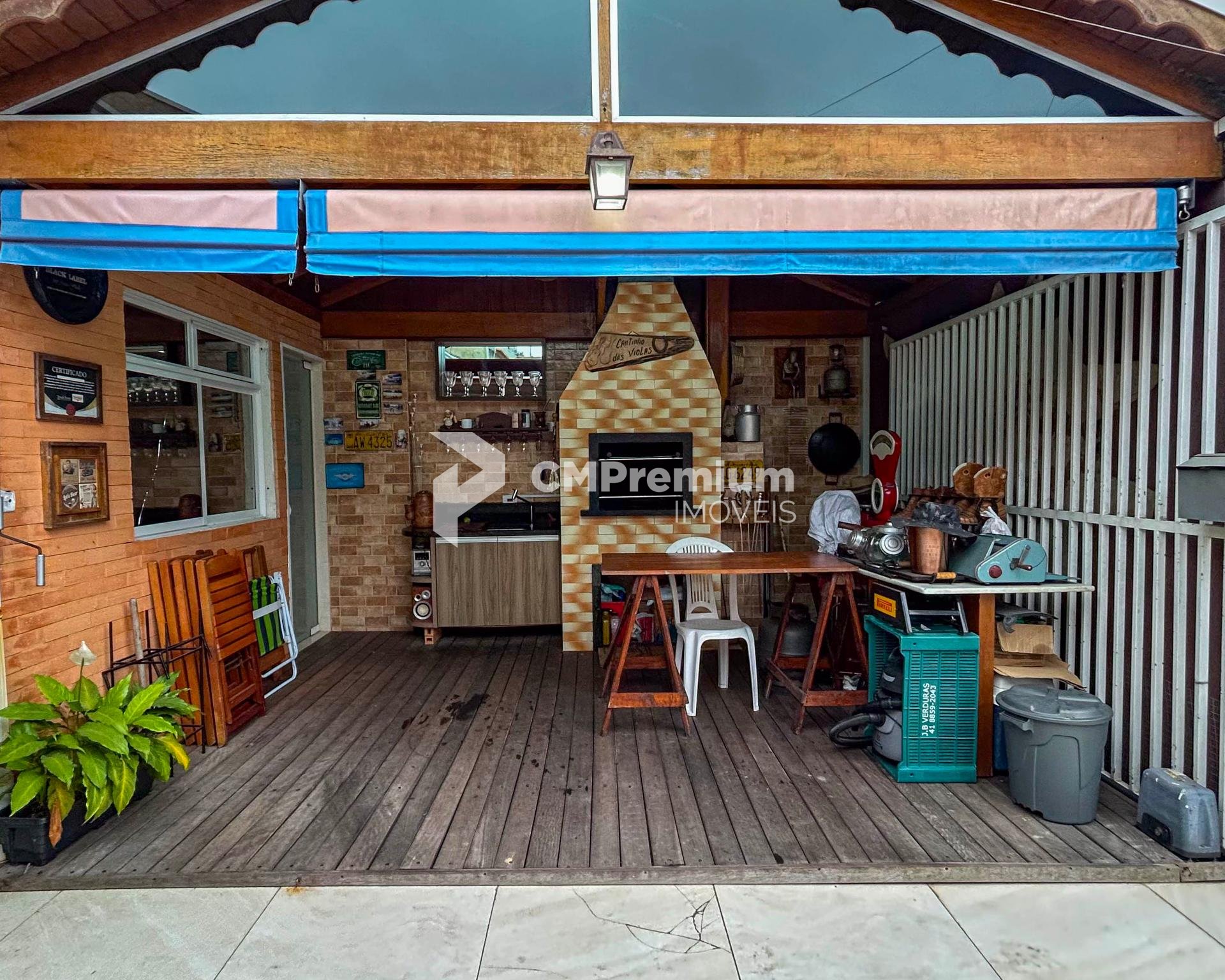 Casa com Espaço Gourmet e 3 Quartos no Gralha Azul  FRG