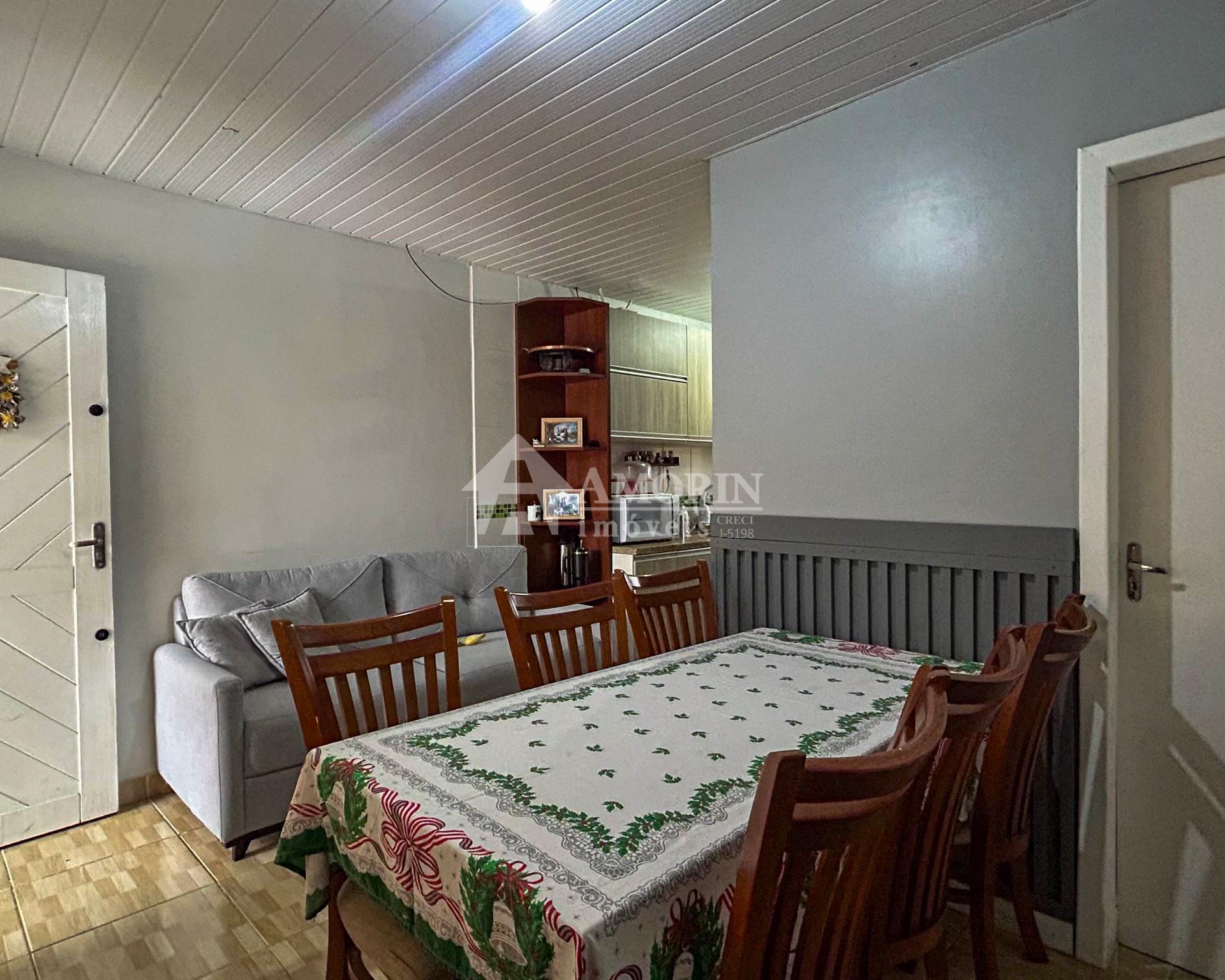 Casa com Espaço Gourmet e 3 Quartos no Gralha Azul  FRG