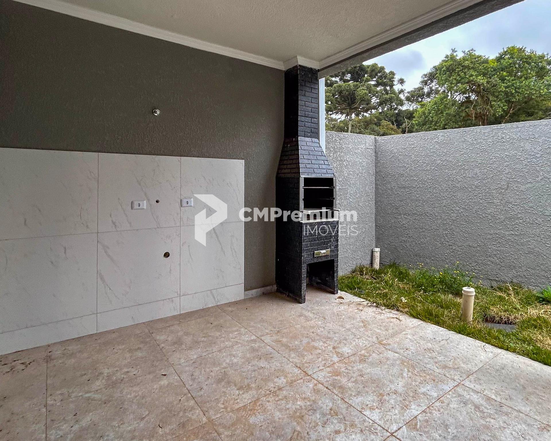 Casa com 2 Quartos e Área Gourmet  de Frente pra Rua   FRG
