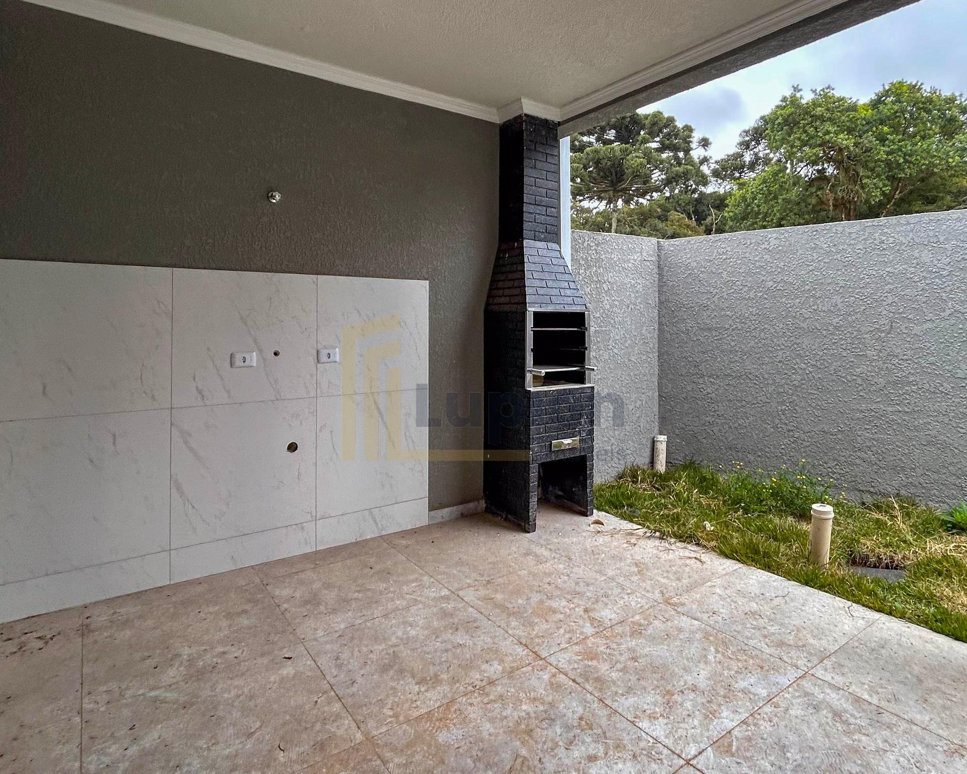 Casa com 2 Quartos e Área Gourmet  de Frente pra Rua   FRG