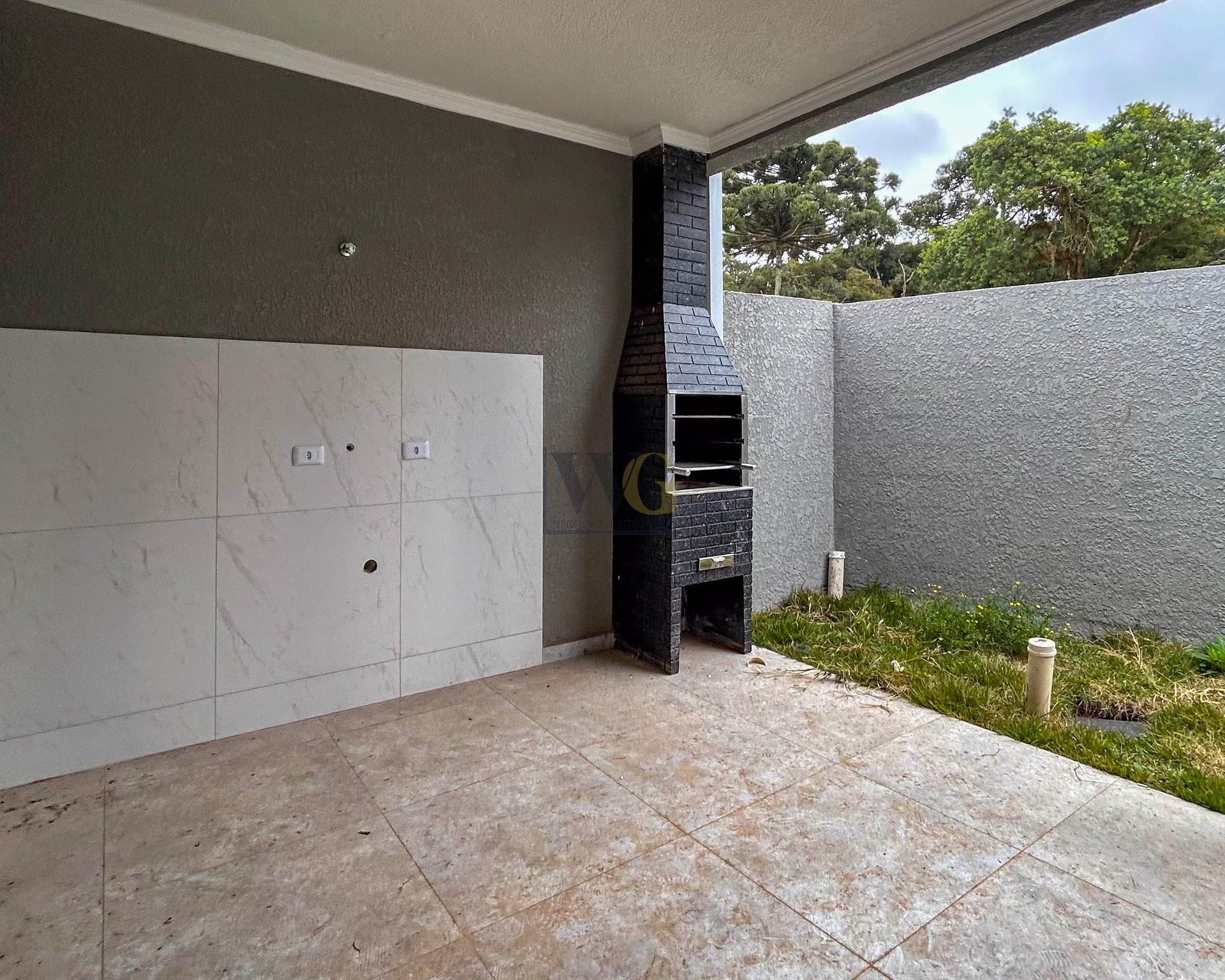 Casa com 2 Quartos e Área Gourmet  de Frente pra Rua   FRG