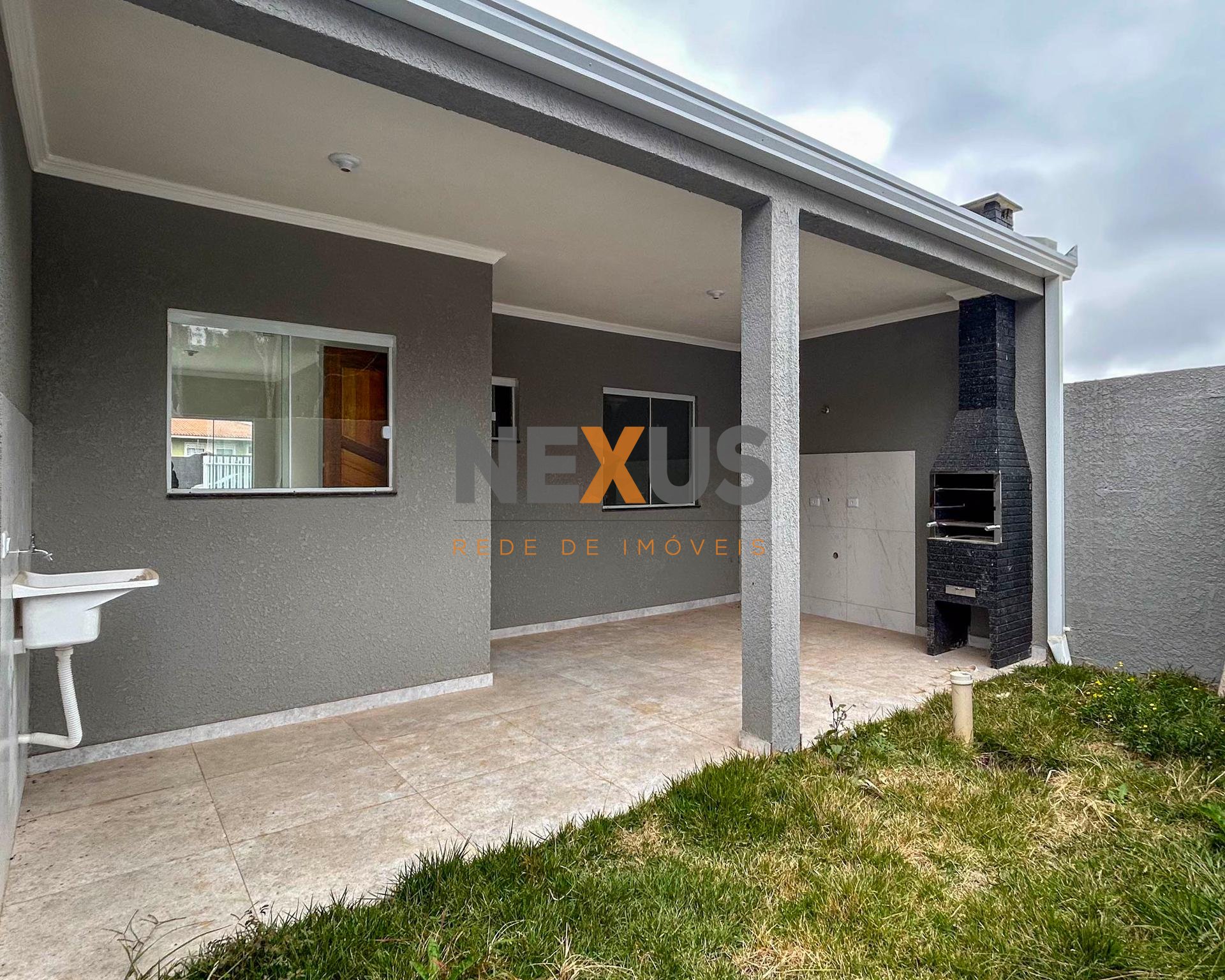 Casa com 2 Quartos e Área Gourmet  de Frente pra Rua   FRG