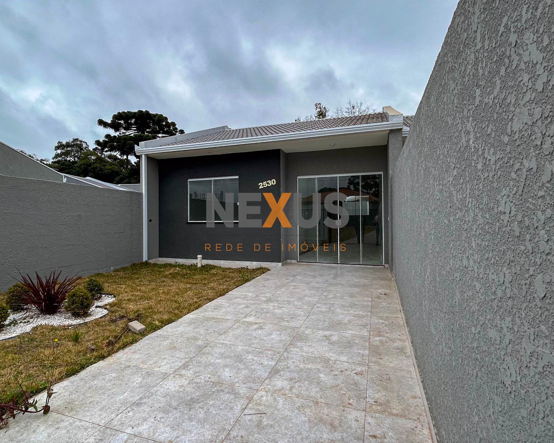 Casa com 2 Quartos e Área Gourmet  de Frente pra Rua   FRG
