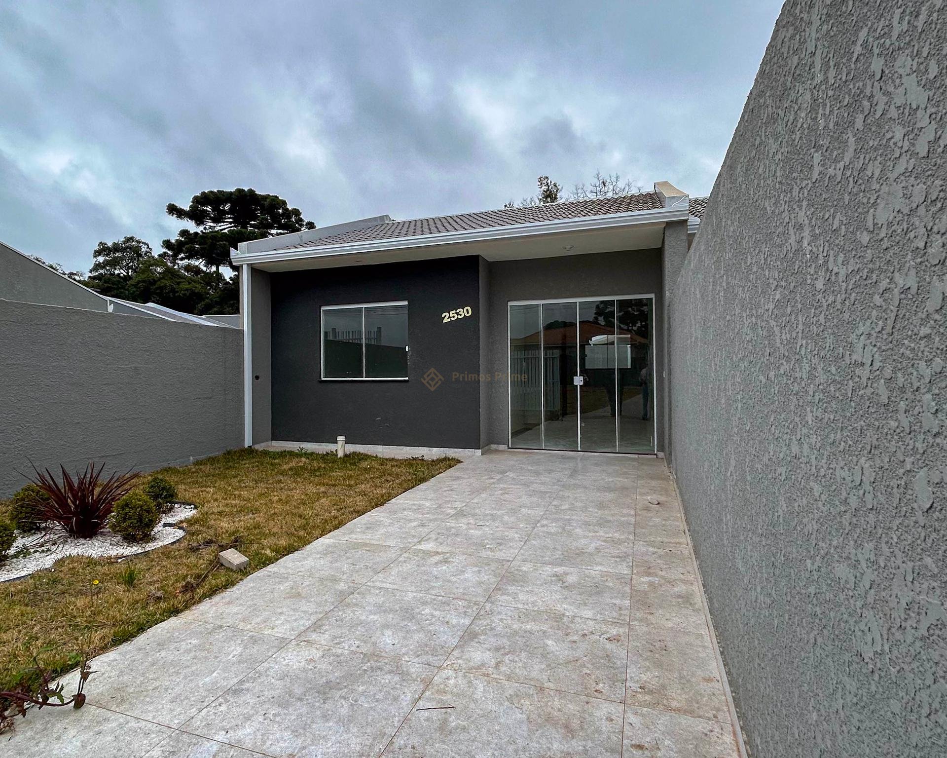 Casa com 2 Quartos e ?rea Gourmet  de Frente pra Rua  ? FRG