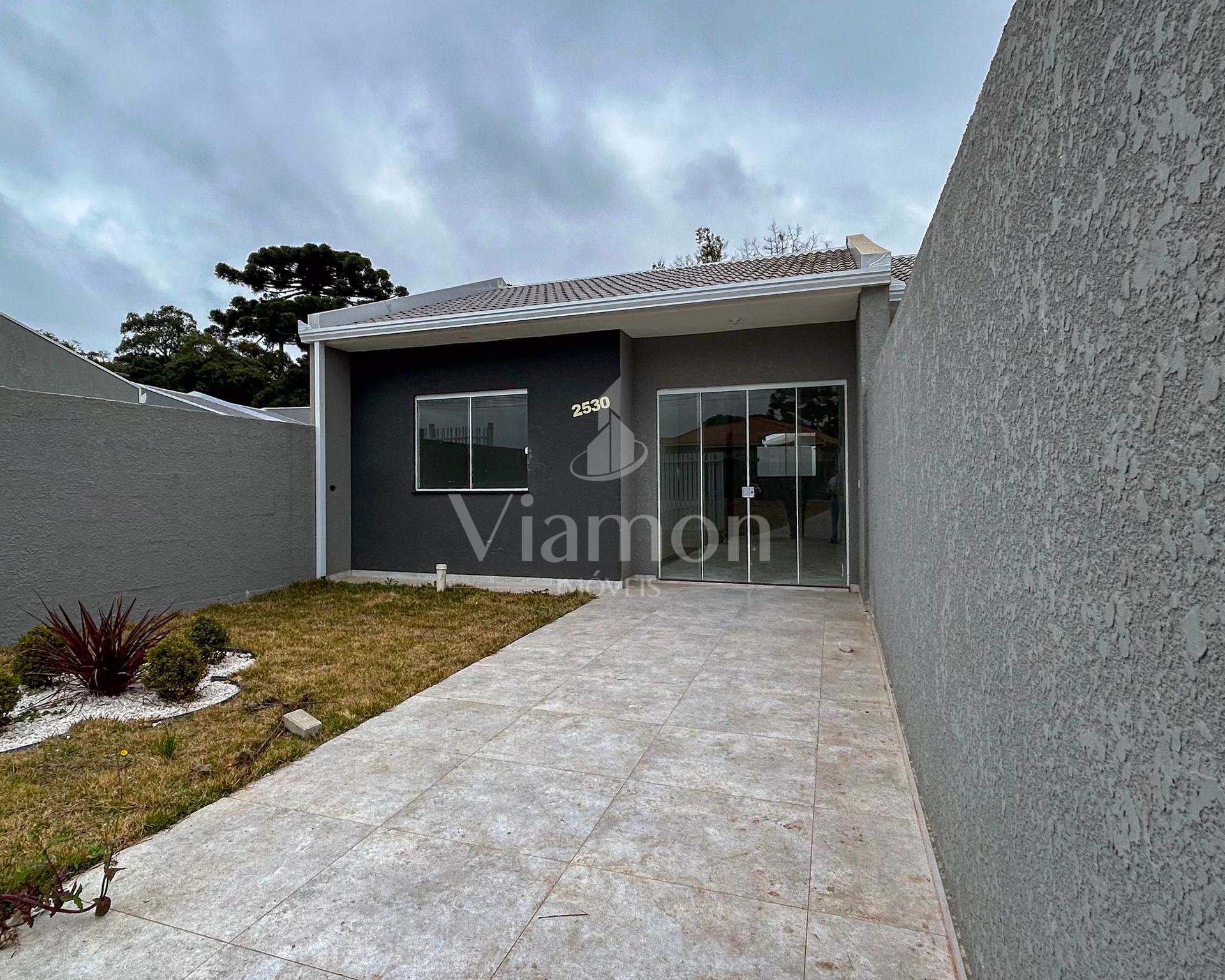 Casa com 2 Quartos e Área Gourmet  de Frente pra Rua   FRG