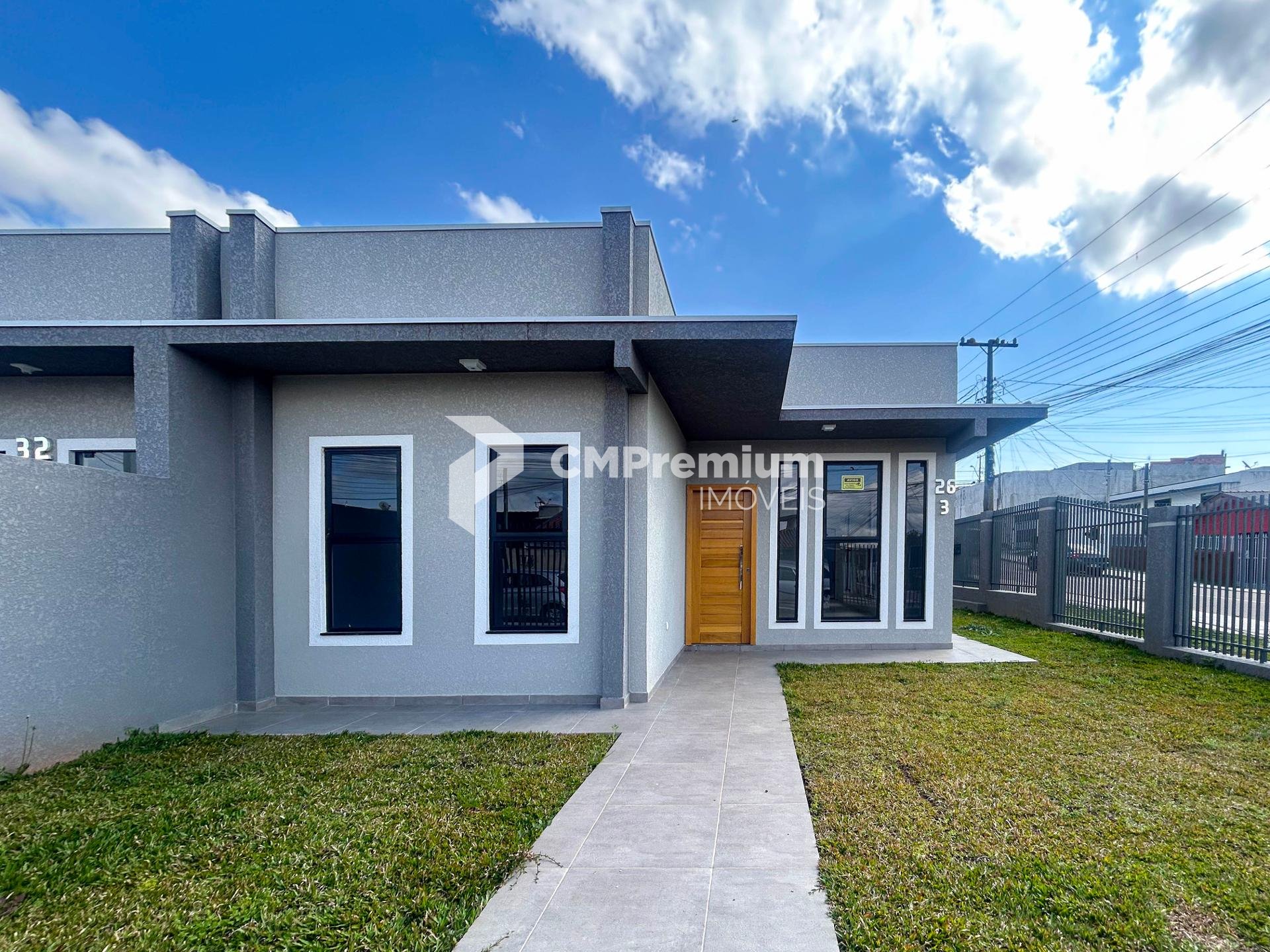Casa de Esquina com 3 Quartos, Suíte e Churrasqueira  Santa T...