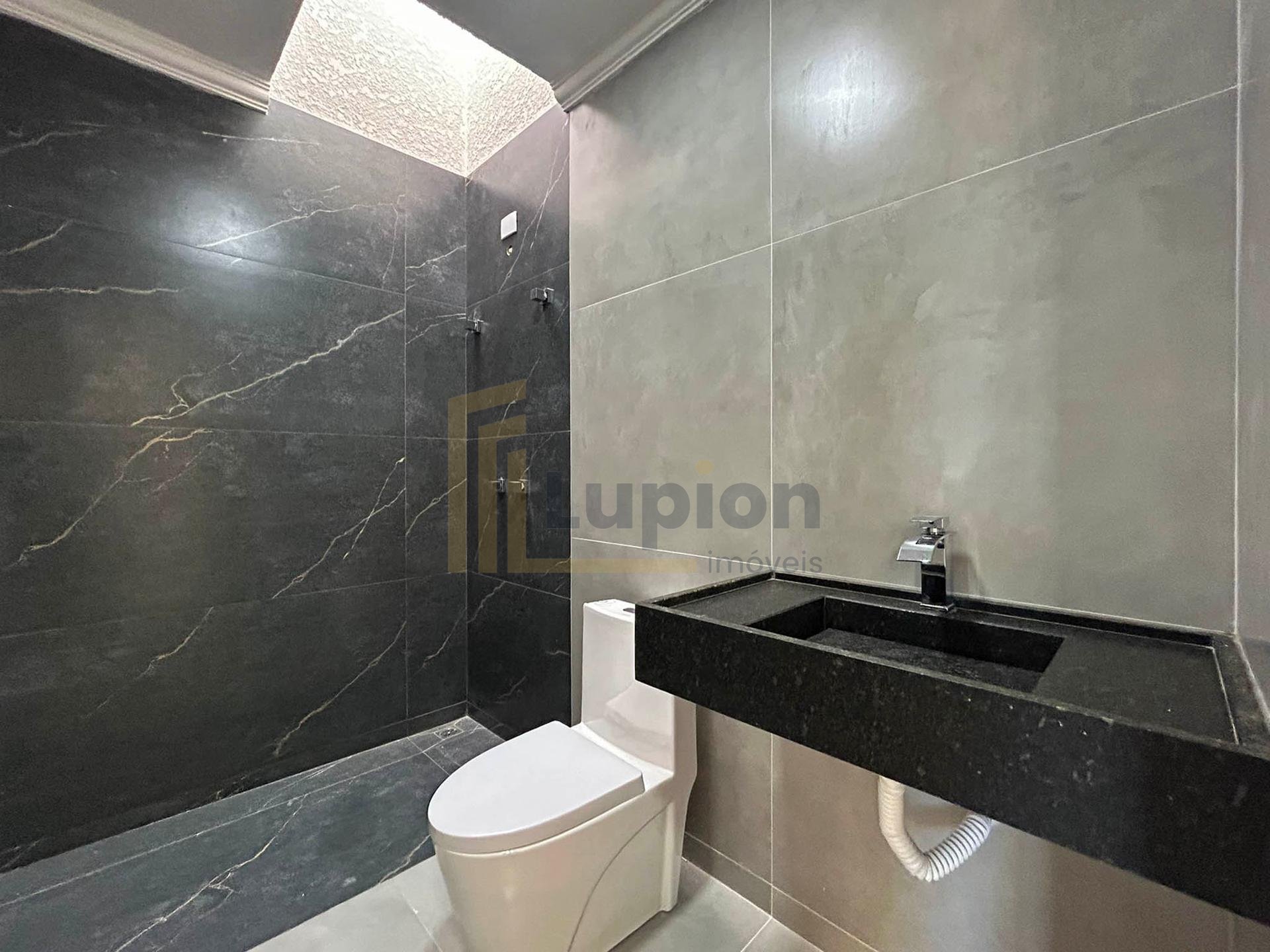 Sobrado Alto Padrão com Piscina e Suíte no Gralha Azul  Fazen...