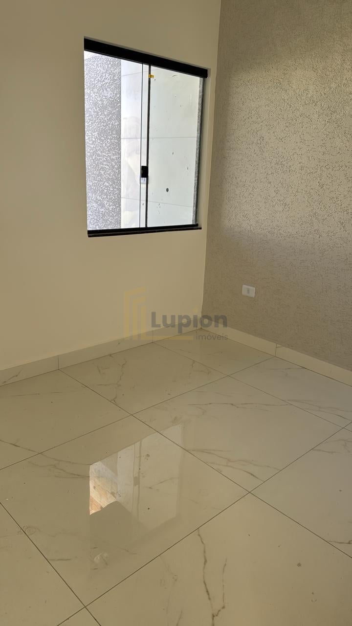 Casa 3 Quartos com Amplo Terreno e Churrasqueira  Veneza, Faz...
