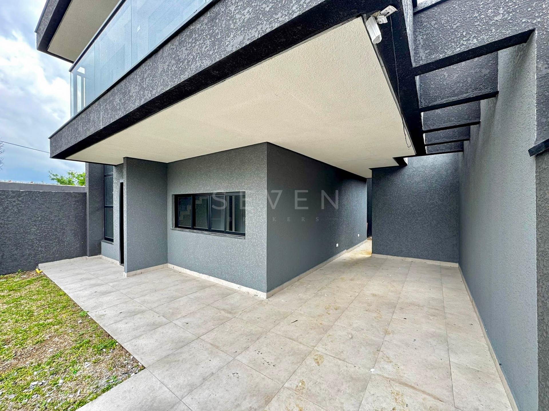 Sobrado moderno com 3 quartos e suíte no Pinheirinho  Curitiba