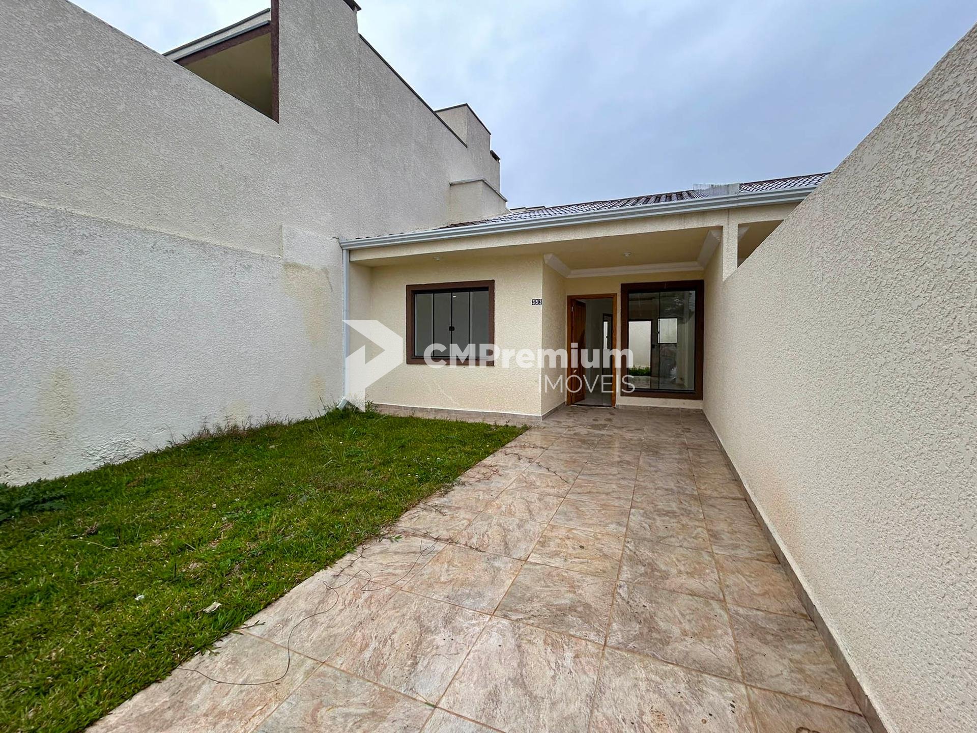 Casa 3 Quartos com Terreno Amplo no Bairro Santa Terezinha - FRG