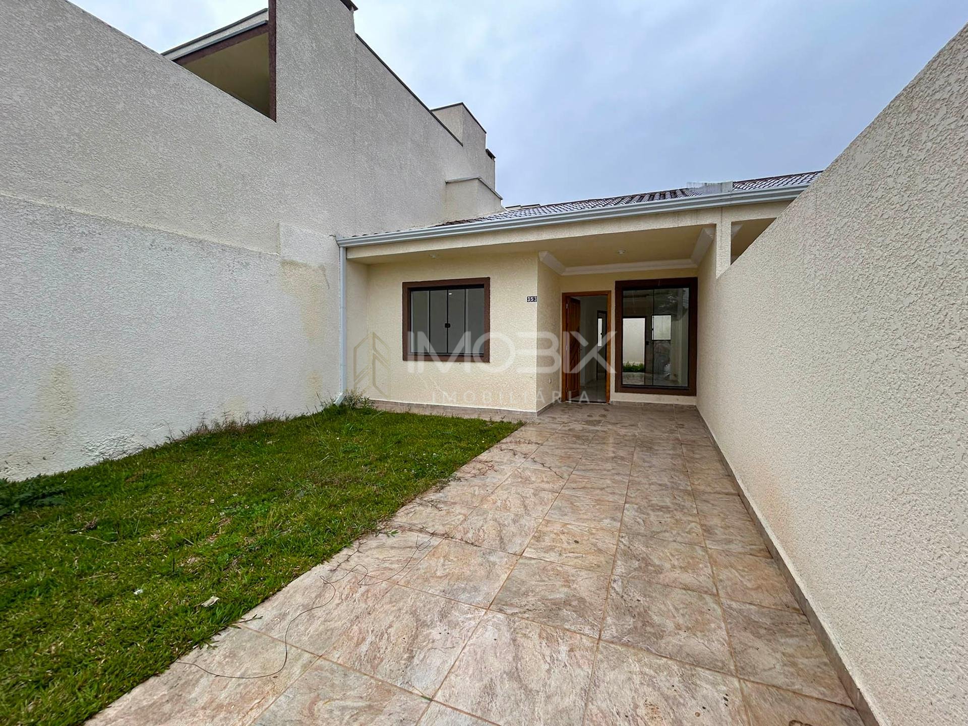 Casa 3 Quartos com Terreno Amplo no Bairro Santa Terezinha - FRG