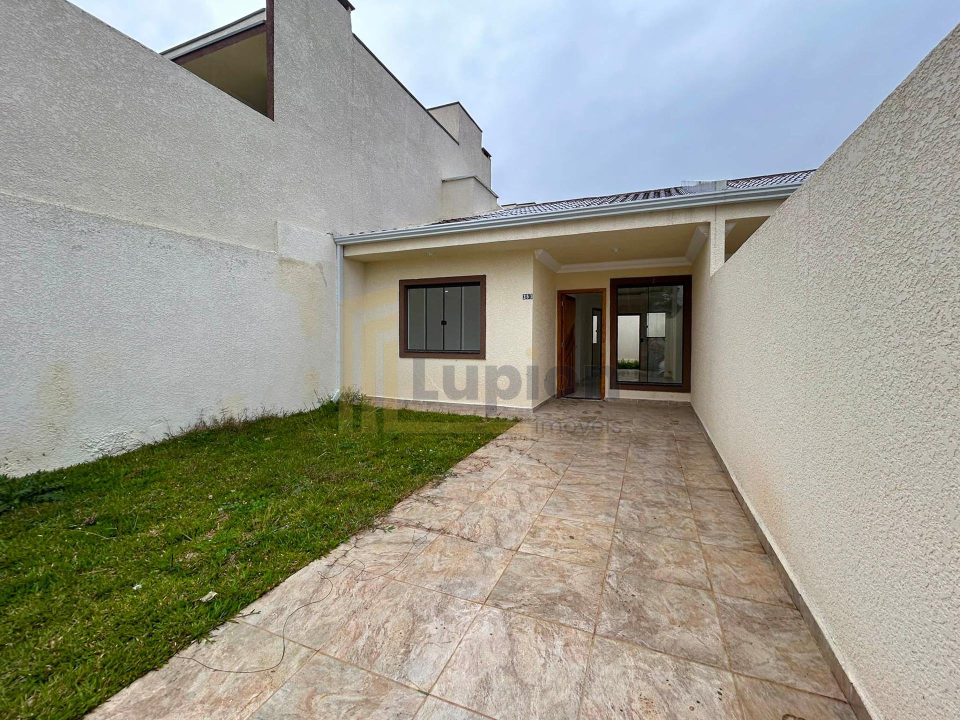 Casa 3 Quartos com Terreno Amplo no Bairro Santa Terezinha - FRG