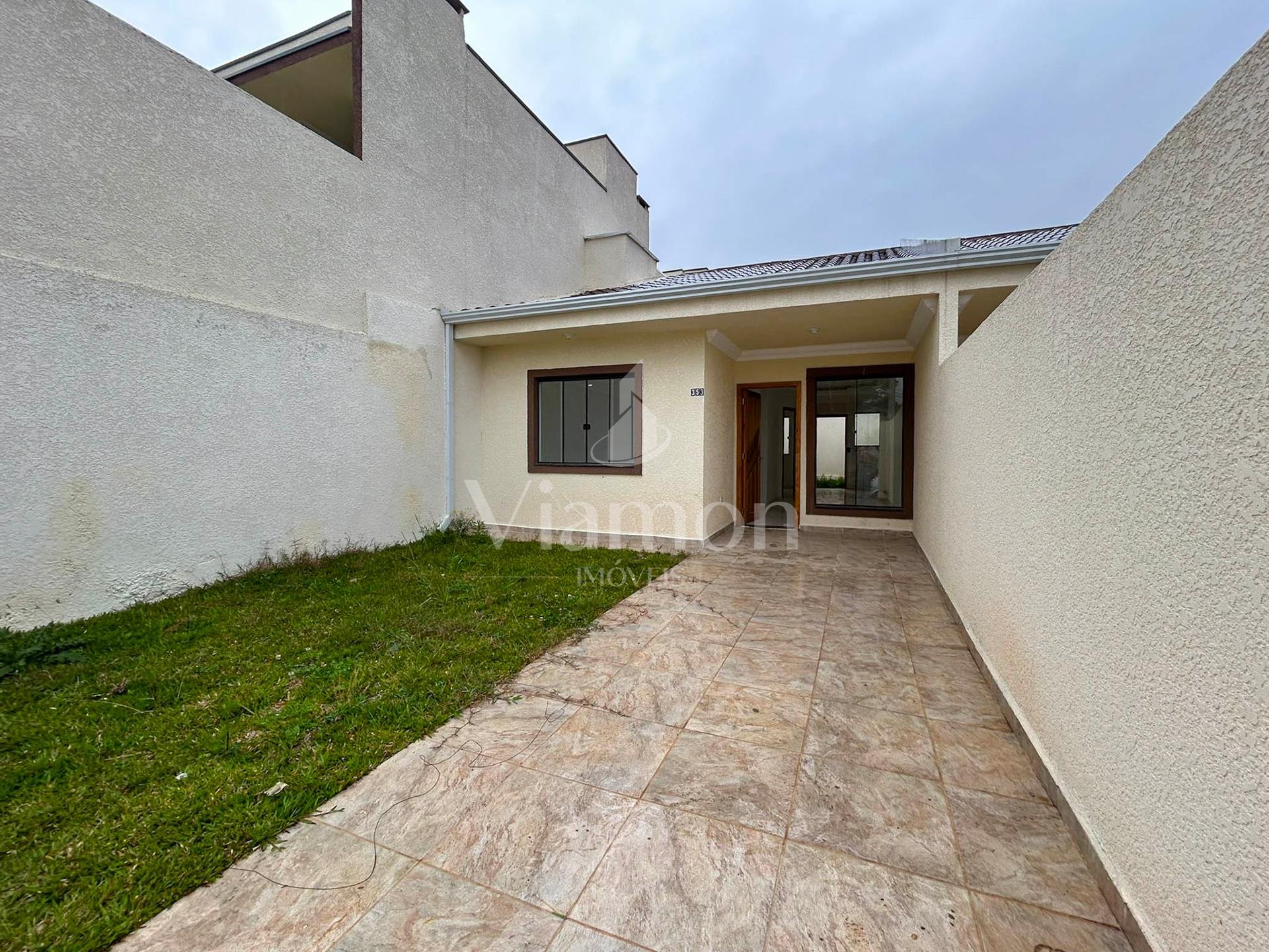 Casa 3 Quartos com Terreno Amplo no Bairro Santa Terezinha - FRG