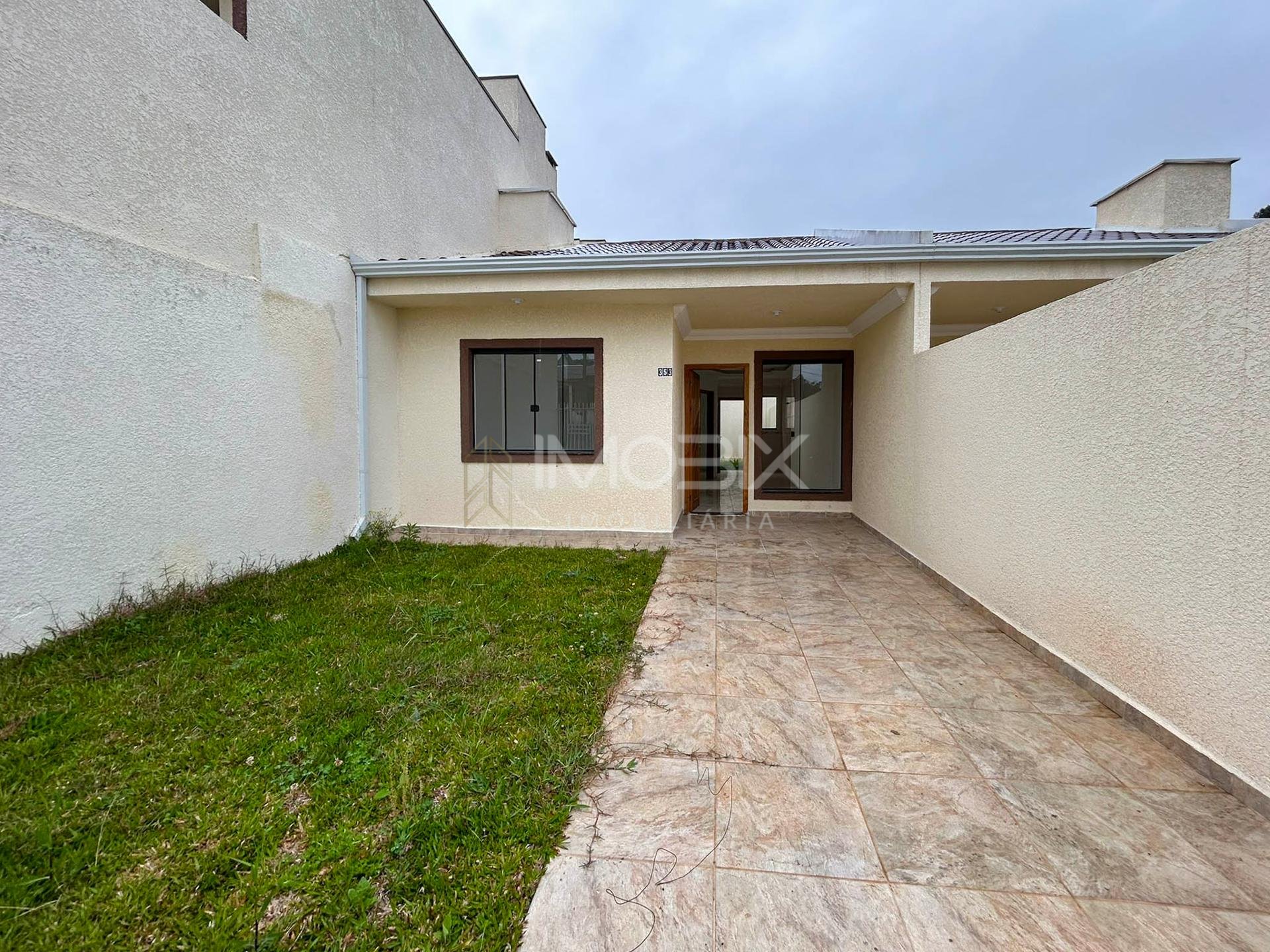 Casa 3 Quartos com Terreno Amplo no Bairro Santa Terezinha - FRG