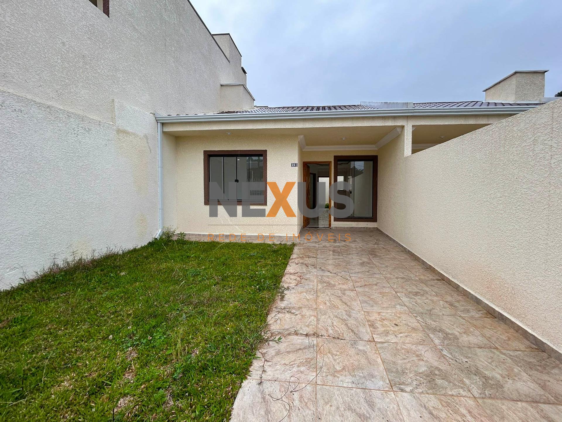 Casa 3 Quartos com Terreno Amplo no Bairro Santa Terezinha - FRG