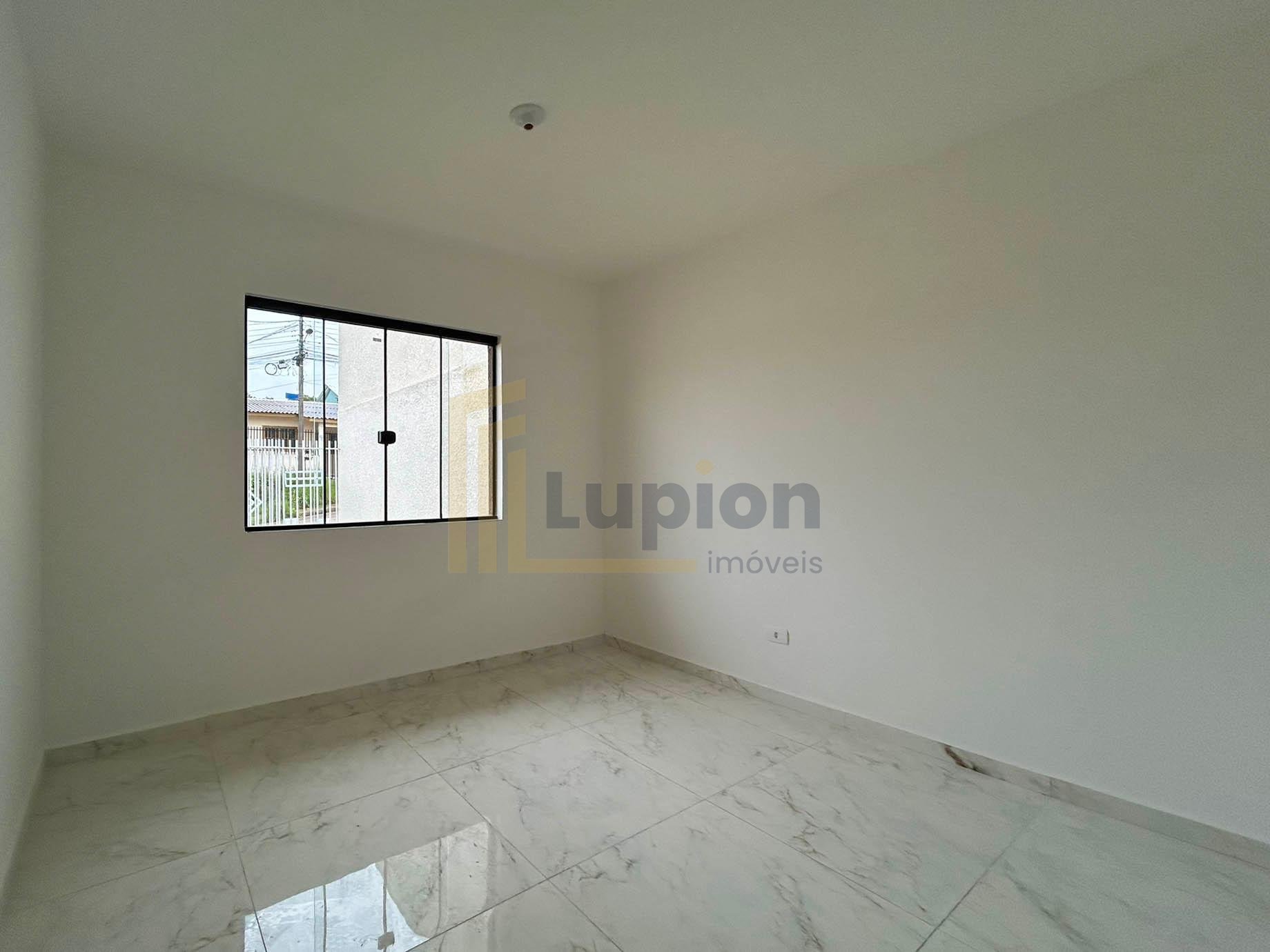 Casa 3 Quartos com Terreno Amplo no Bairro Santa Terezinha - FRG