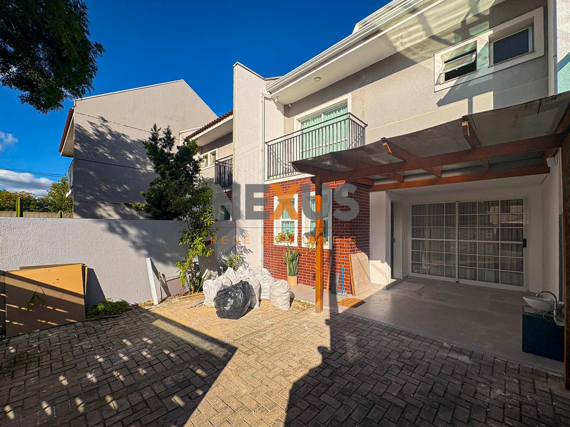 Sobrado Mobiliado com Suíte, Ático e Área Gourmet - Centro de FRG