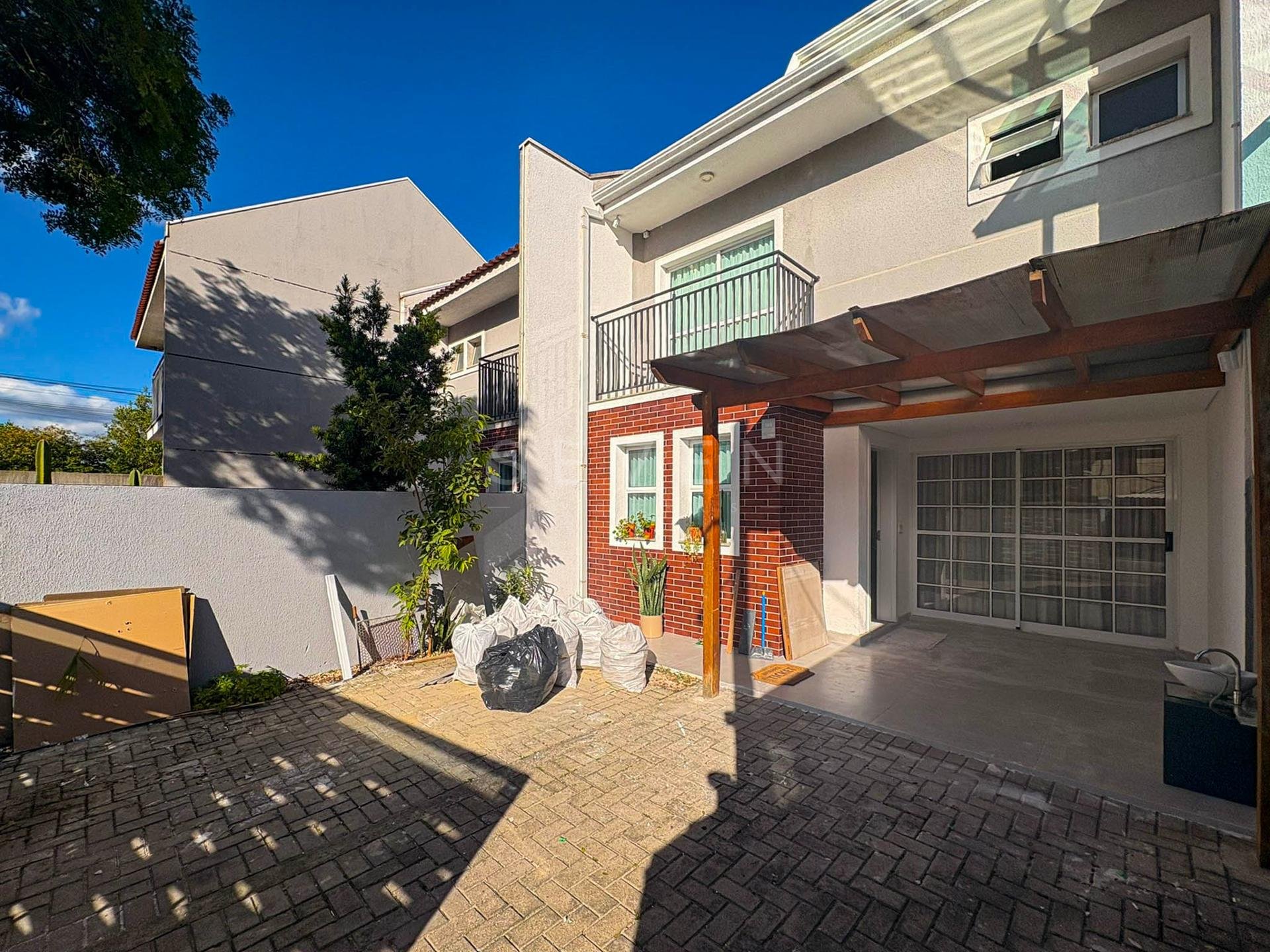 Sobrado Mobiliado com Suíte, Ático e Área Gourmet - Centro de FRG