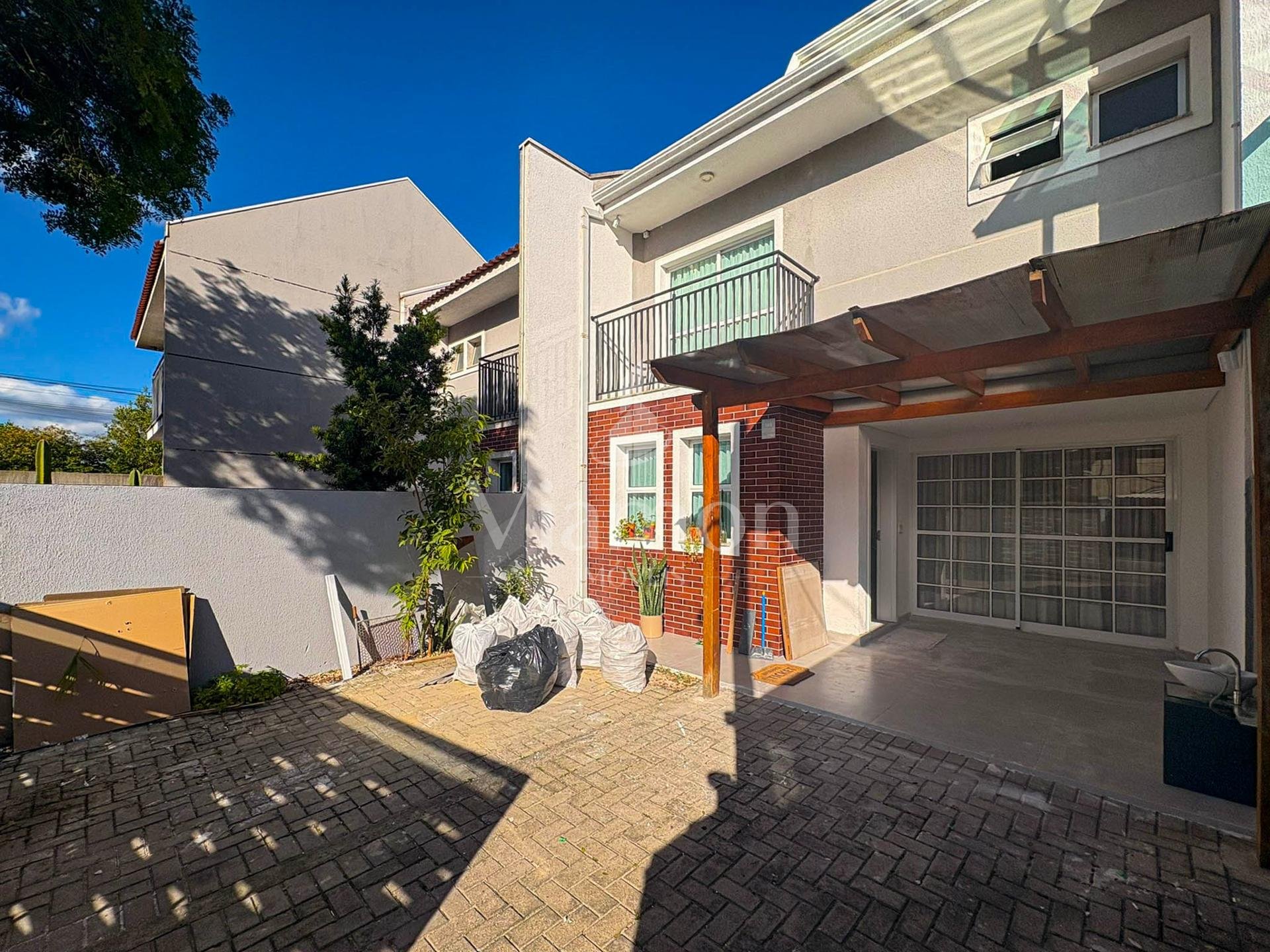 Sobrado Mobiliado com Suíte, Ático e Área Gourmet - Centro de FRG