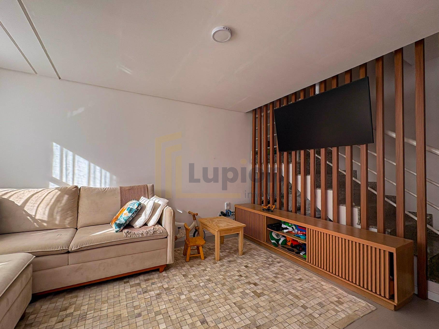 Sobrado Mobiliado com Suíte, Ático e Área Gourmet - Centro de FRG