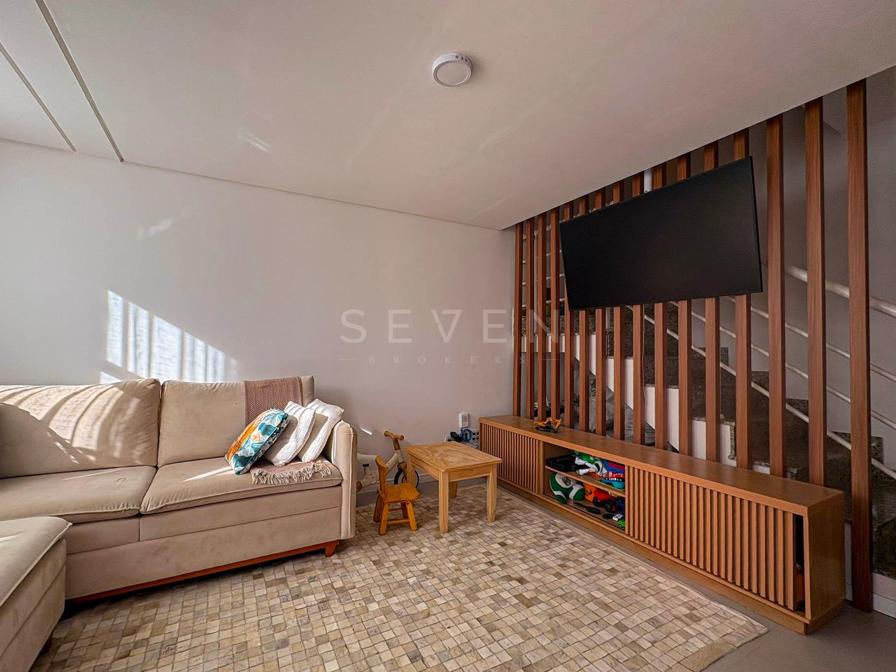 Sobrado Mobiliado com Suíte, Ático e Área Gourmet - Centro de FRG