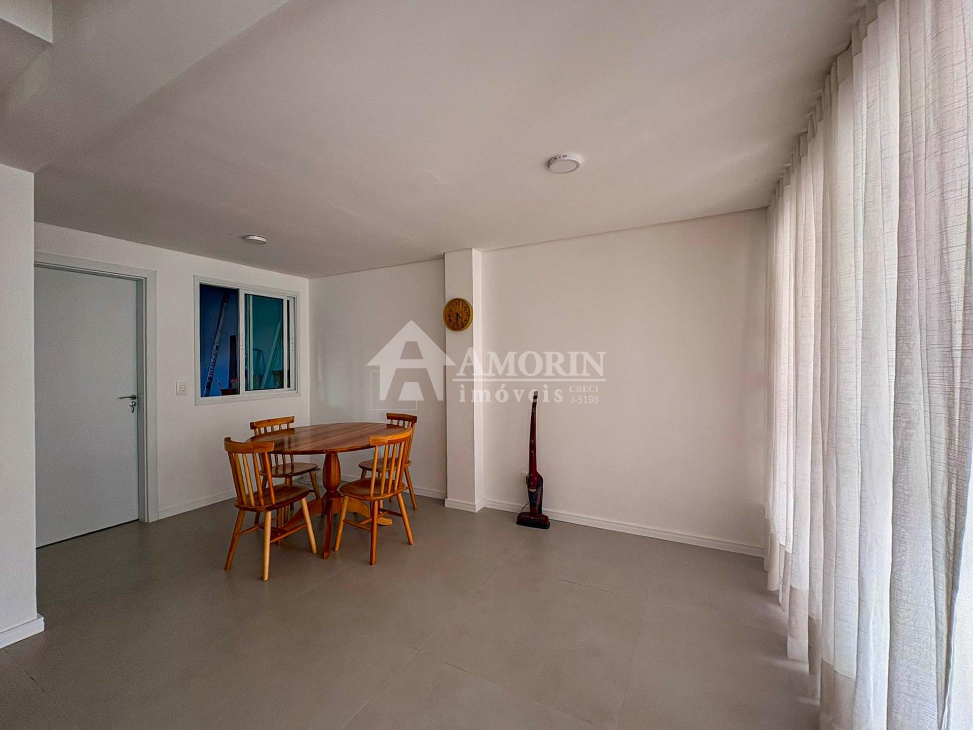 Sobrado Mobiliado com Suíte, Ático e Área Gourmet - Centro de FRG