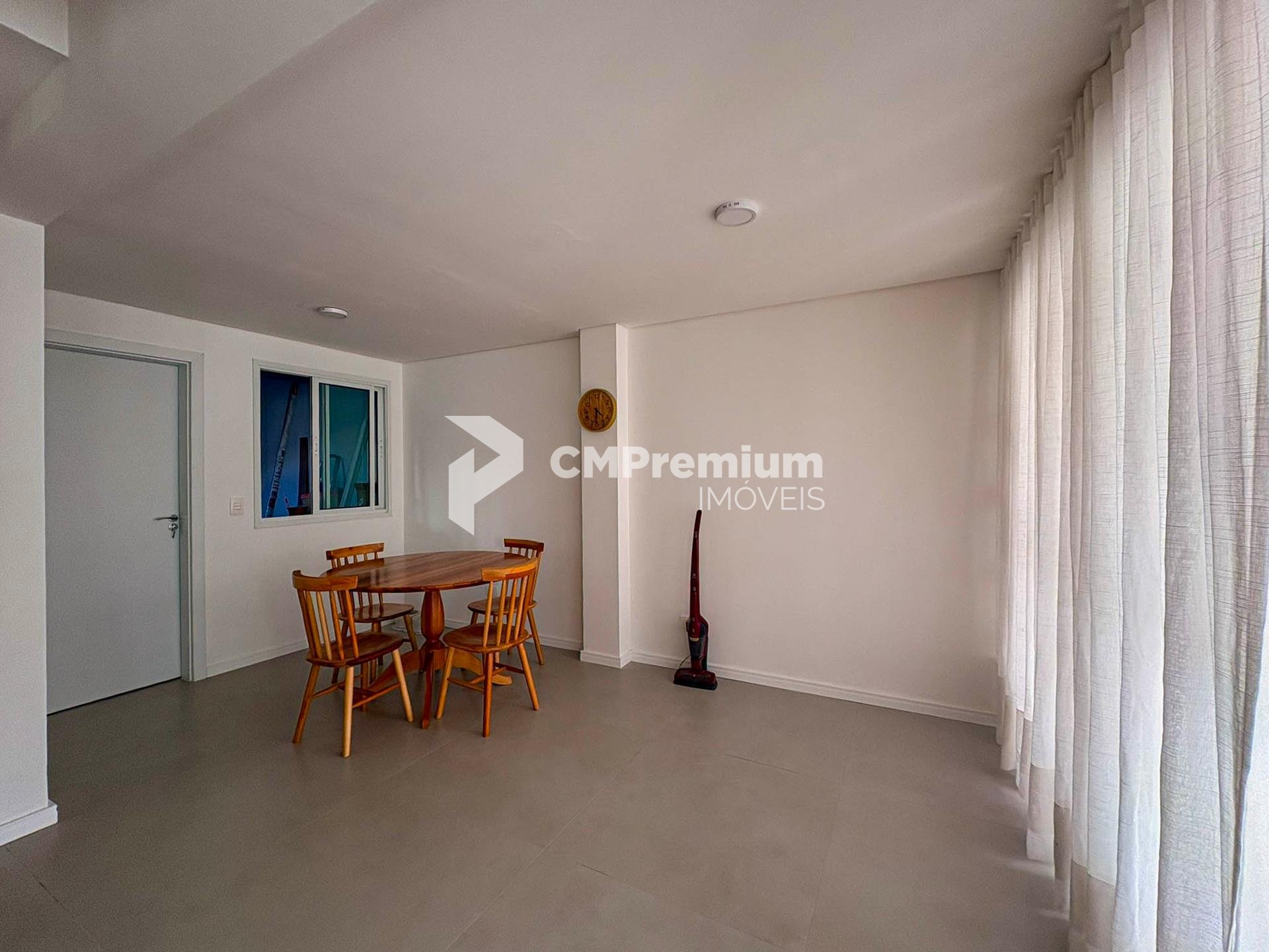 Sobrado Mobiliado com Suíte, Ático e Área Gourmet - Centro de FRG