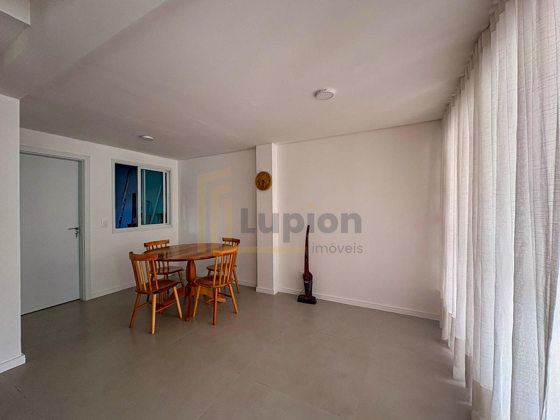 Sobrado Mobiliado com Suíte, Ático e Área Gourmet - Centro de FRG