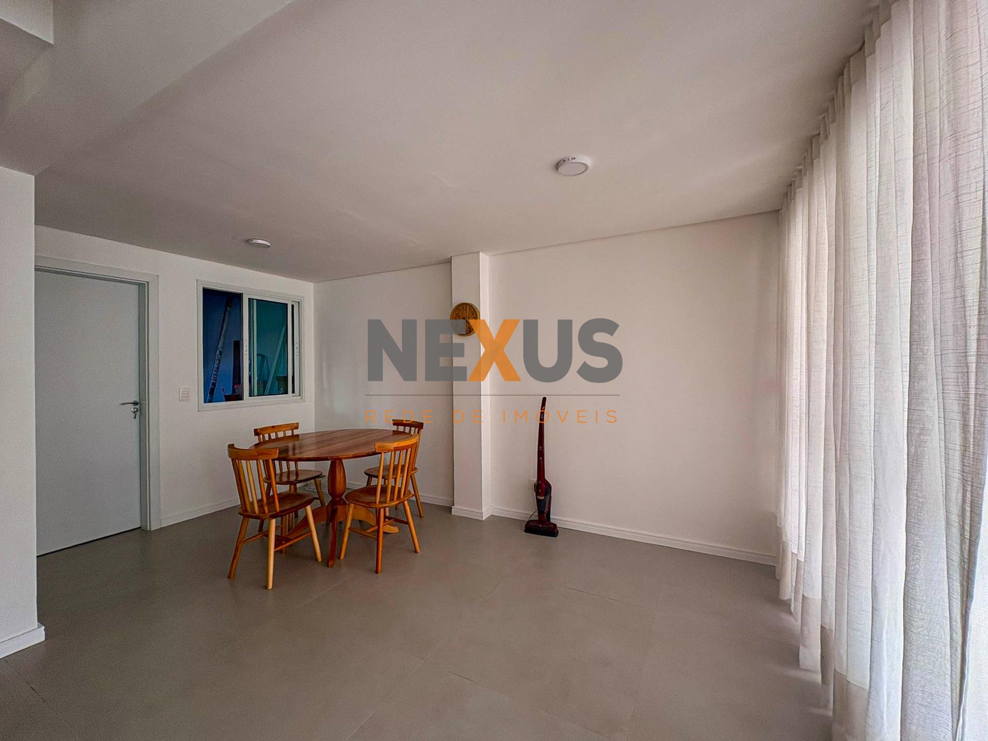 Sobrado Mobiliado com Suíte, Ático e Área Gourmet - Centro de FRG