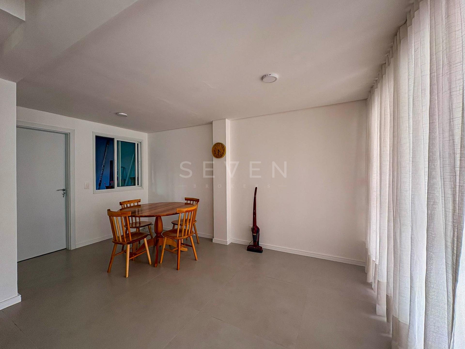 Sobrado Mobiliado com Suíte, Ático e Área Gourmet - Centro de FRG