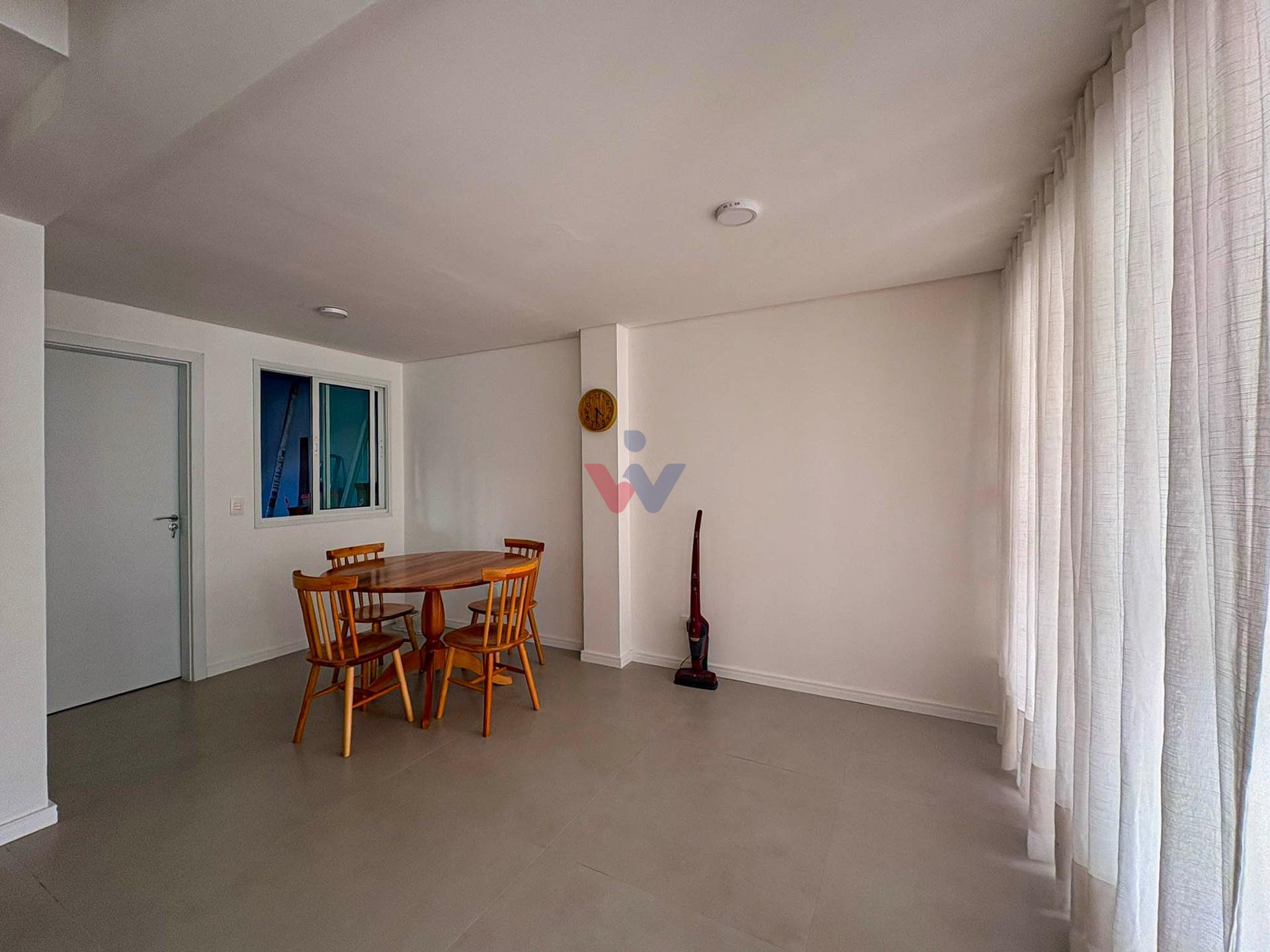 Sobrado Mobiliado com Suíte, Ático e Área Gourmet - Centro de FRG