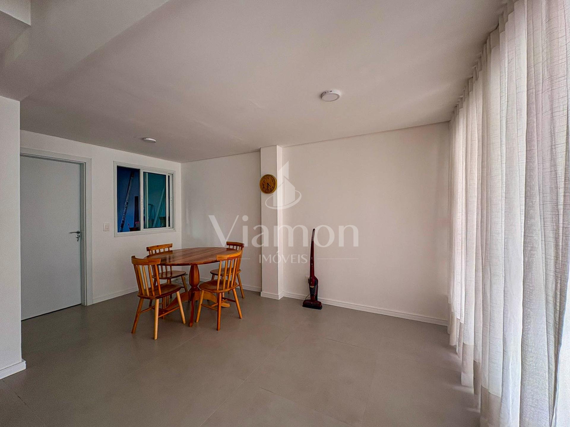 Sobrado Mobiliado com Suíte, Ático e Área Gourmet - Centro de FRG