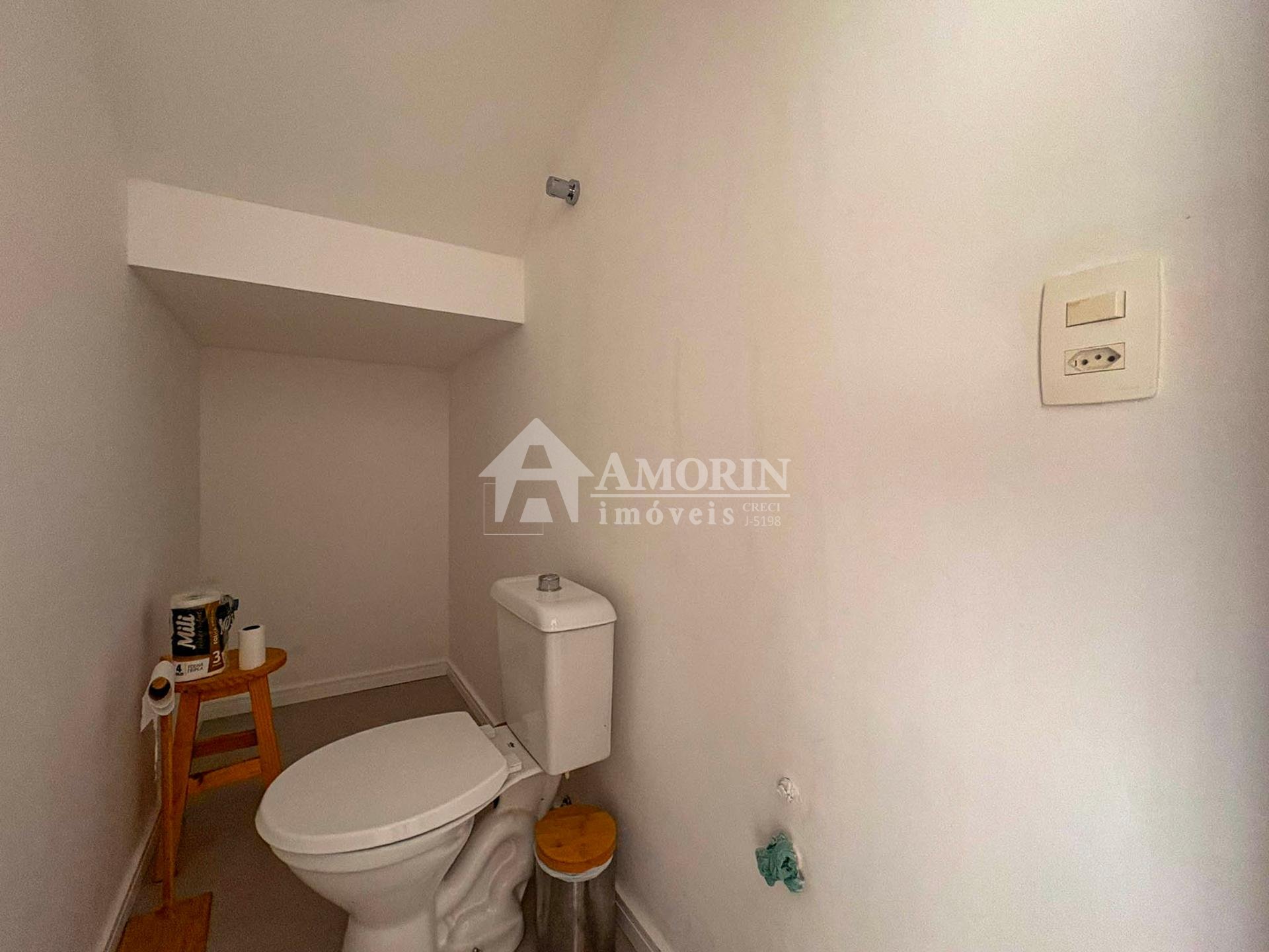 Sobrado Mobiliado com Suíte, Ático e Área Gourmet - Centro de FRG