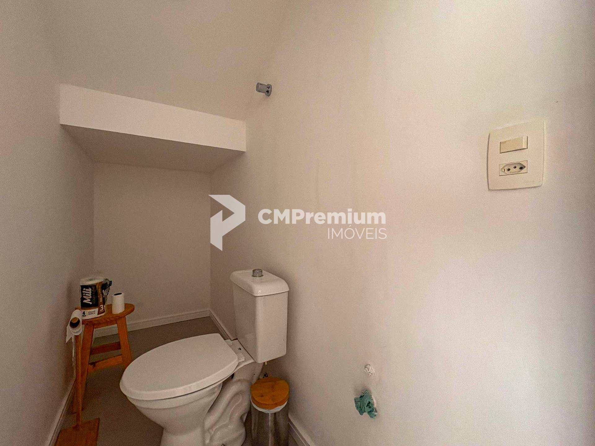 Sobrado Mobiliado com Suíte, Ático e Área Gourmet - Centro de FRG