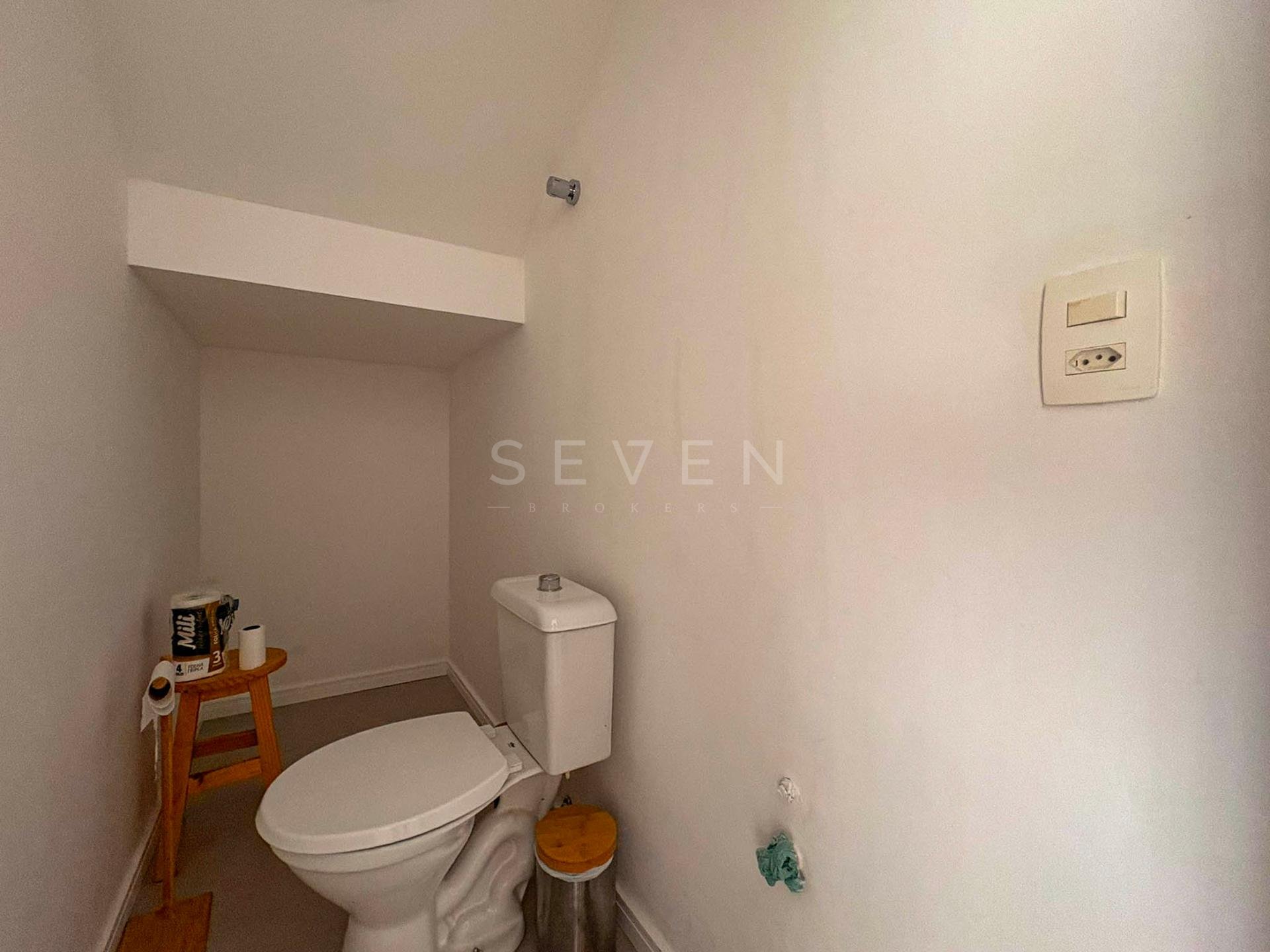 Sobrado Mobiliado com Suíte, Ático e Área Gourmet - Centro de FRG