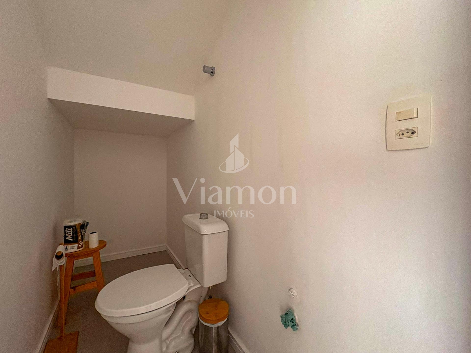 Sobrado Mobiliado com Suíte, Ático e Área Gourmet - Centro de FRG