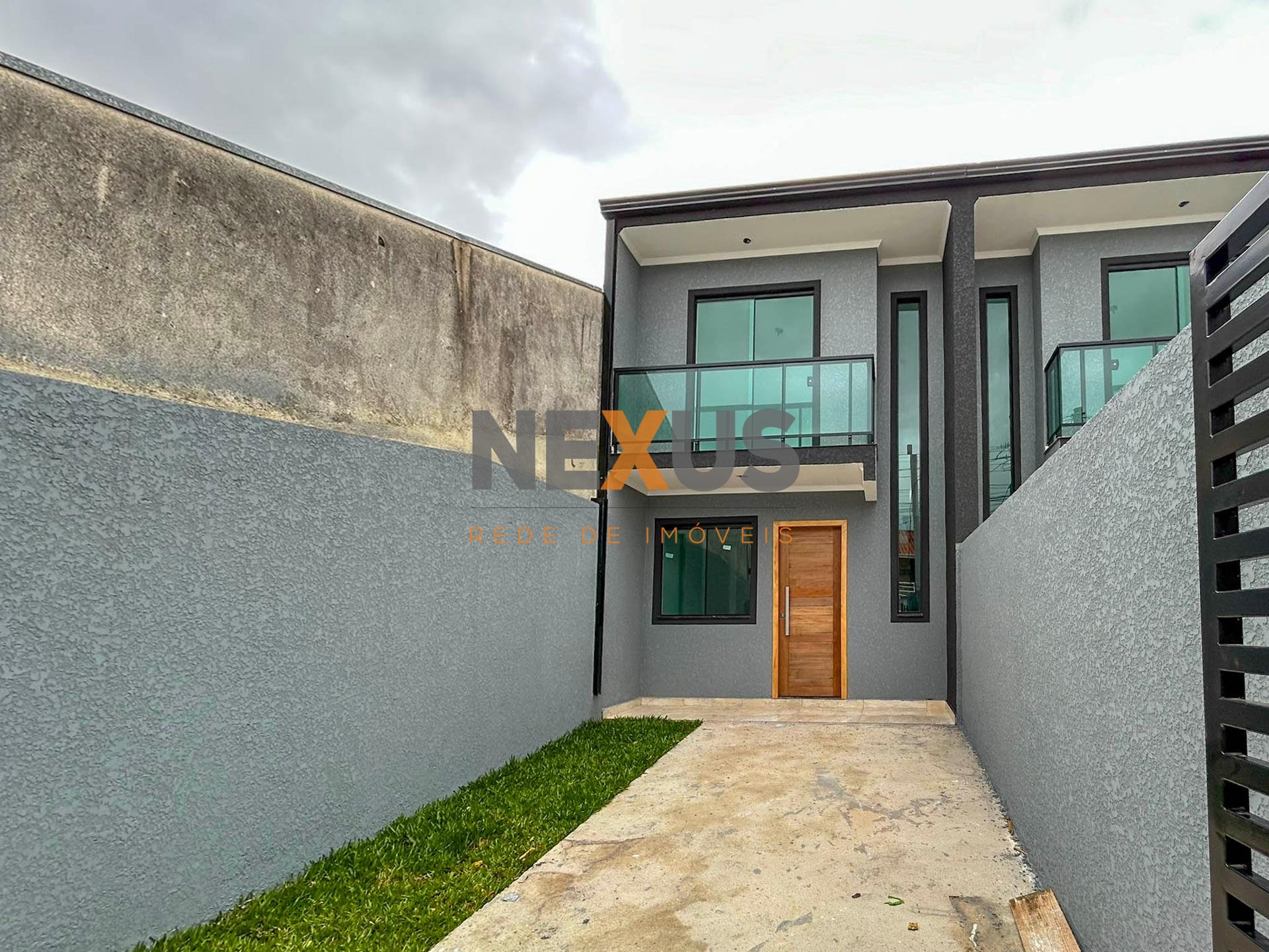 Sobrado 3 Quartos com Varanda e Churrasqueira no Tatuquara - C...