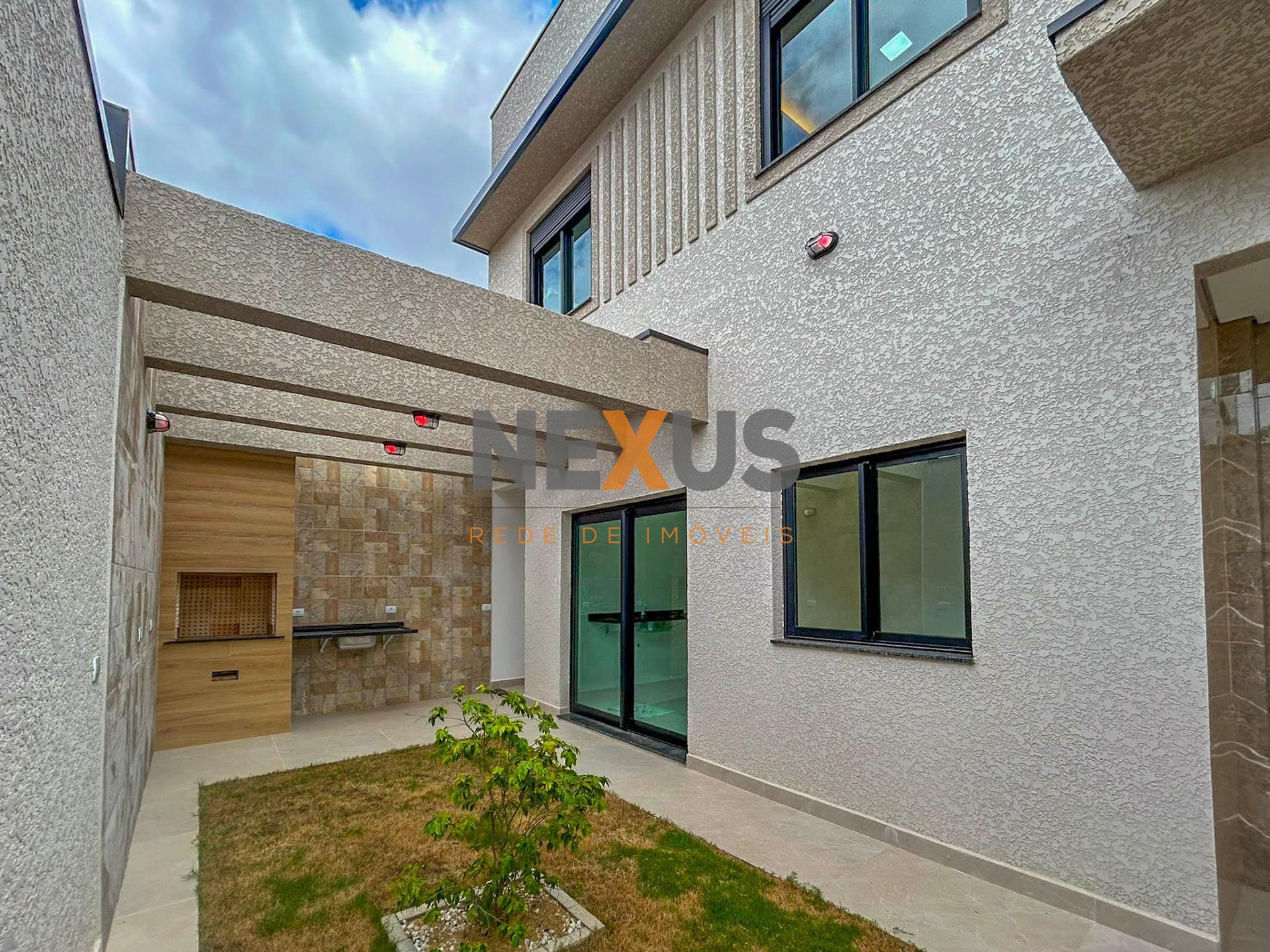 Sobrado Moderno com 4 Quartos, Suíte e Área Gourmet - Fazenda ...