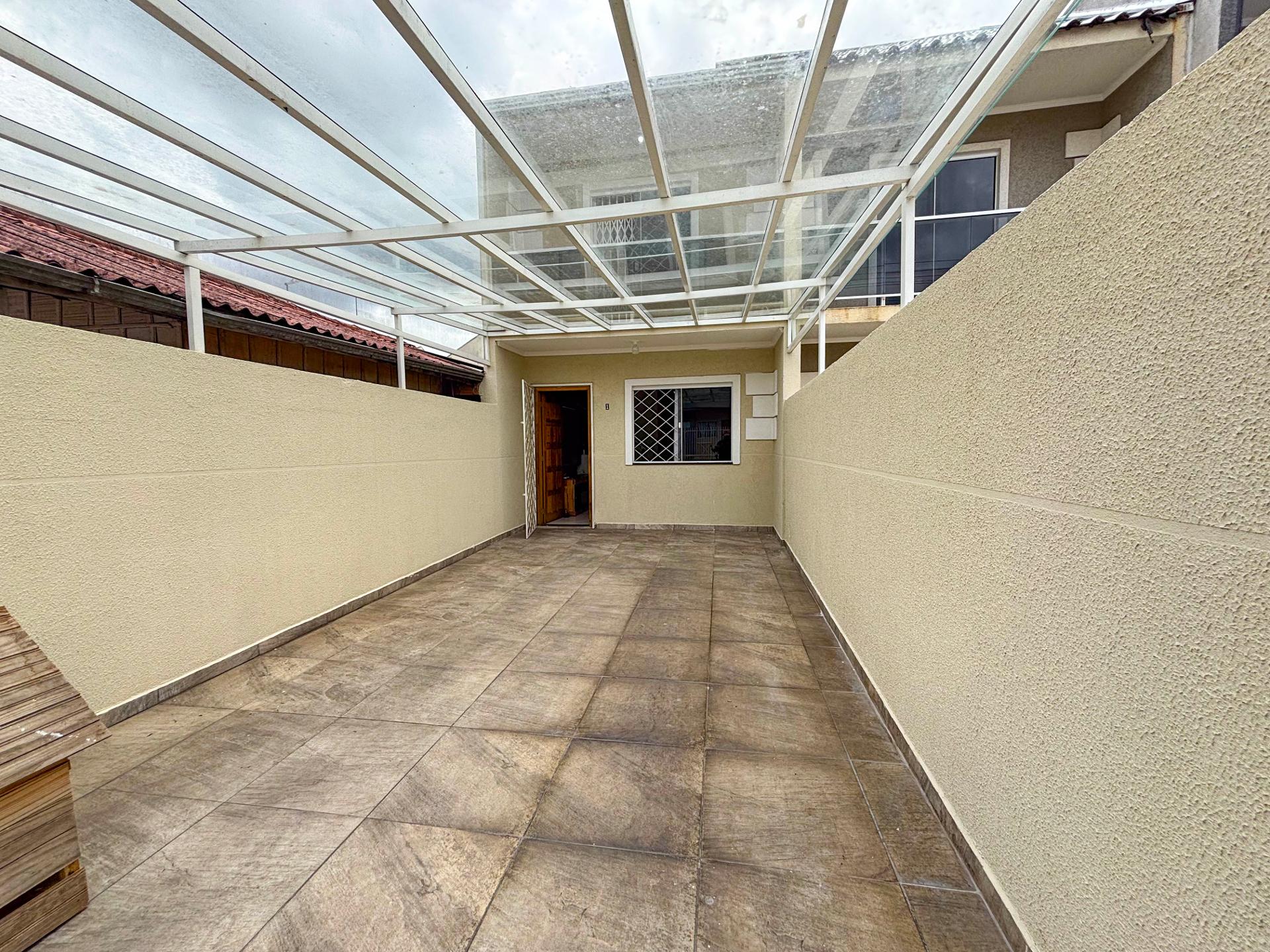 Sobrado 3 Quartos no CIC com Edícula e Garagem Coberta - Curitiba