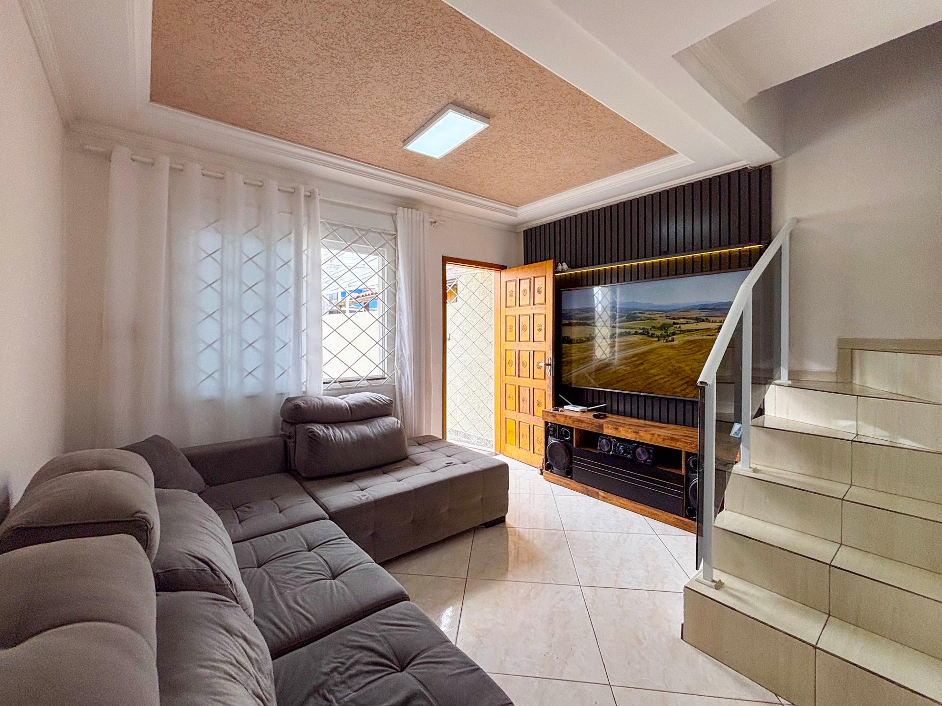 Sobrado 3 Quartos no CIC com Edícula e Garagem Coberta - Curitiba