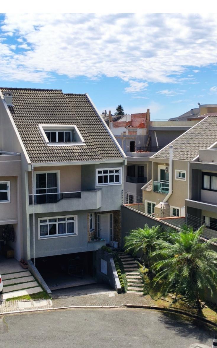 Casa de Condomínio Fechado à Venda no Xaxim.