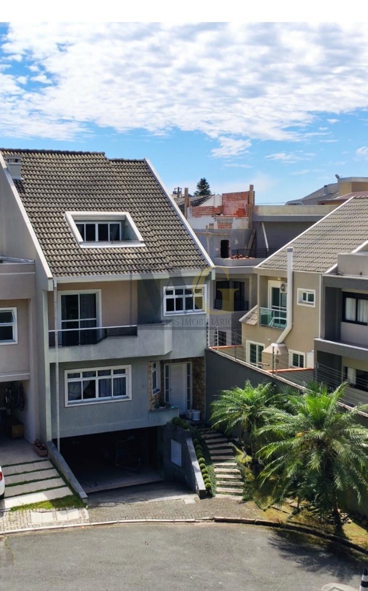 Casa de Condomínio Fechado à Venda no Xaxim.