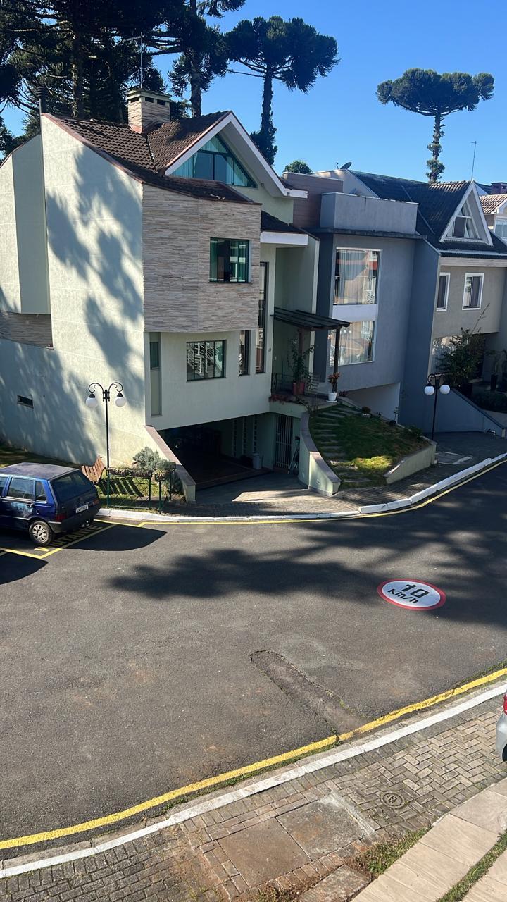 Casa de Condomínio Fechado à Venda no Xaxim.