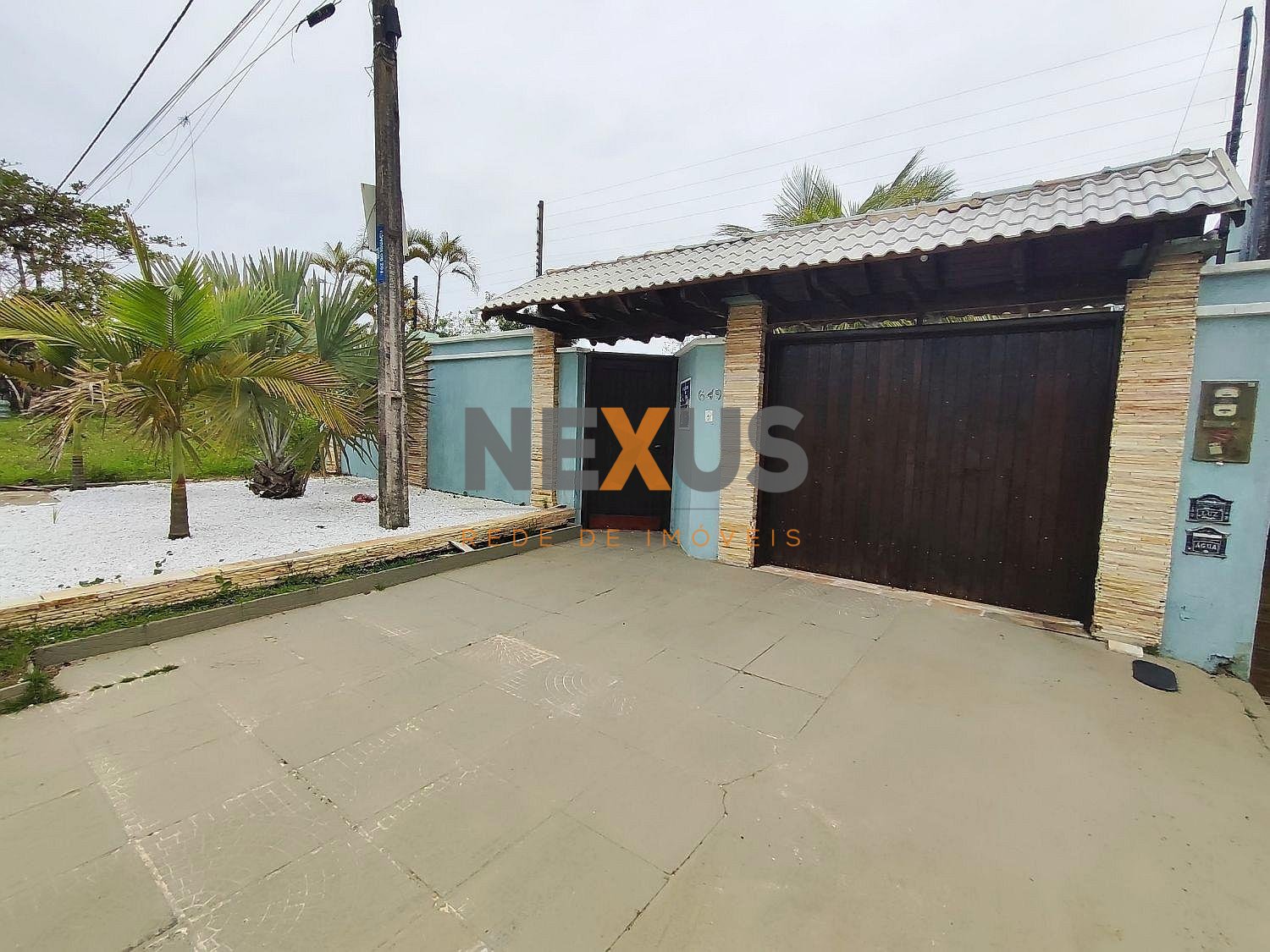 Ampla Residência com 4 Dormitórios e Piscina em Coroados - Gua...