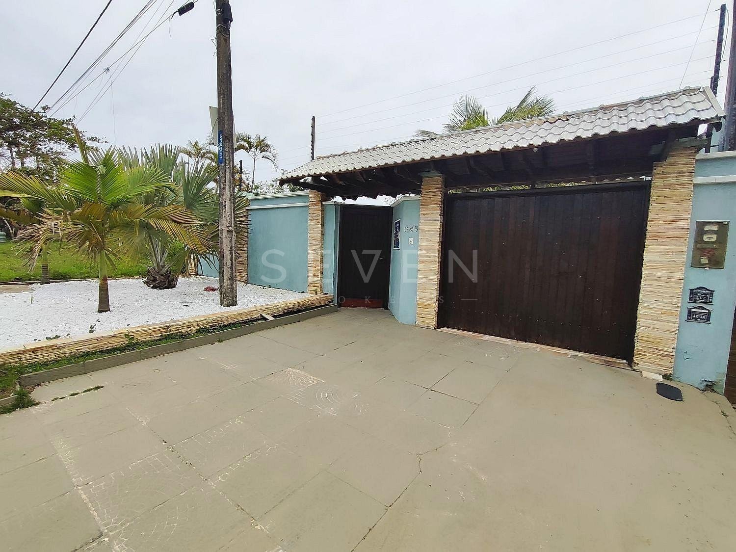 Ampla Residência com 4 Dormitórios e Piscina em Coroados - Gua...