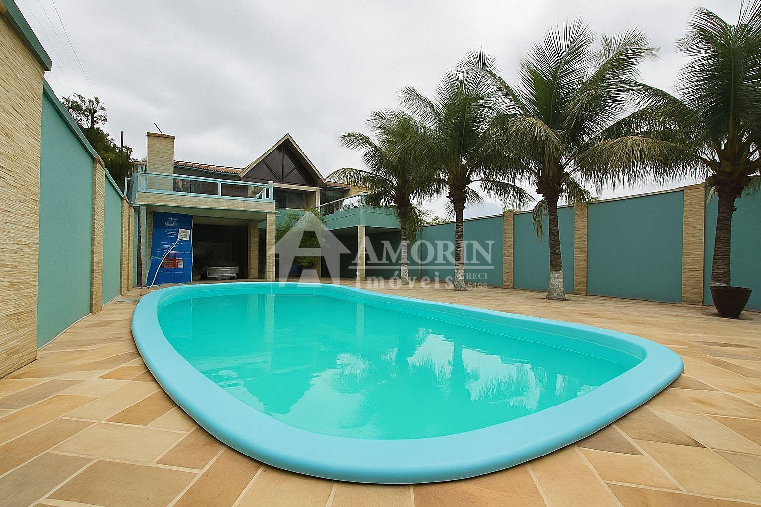 Ampla Residência com 4 Dormitórios e Piscina em Coroados - Gua...