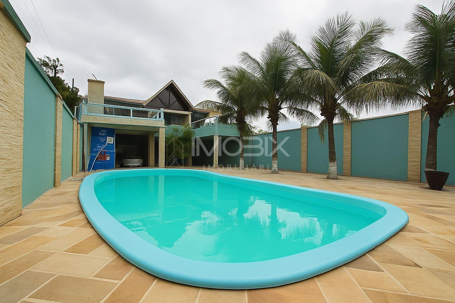 Ampla Residência com 4 Dormitórios e Piscina em Coroados - Gua...