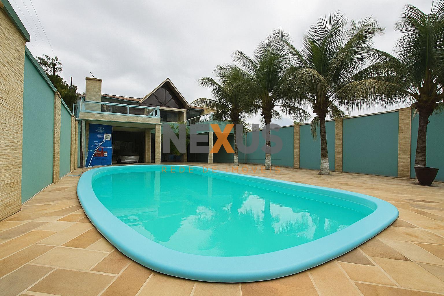 Ampla Residência com 4 Dormitórios e Piscina em Coroados - Gua...