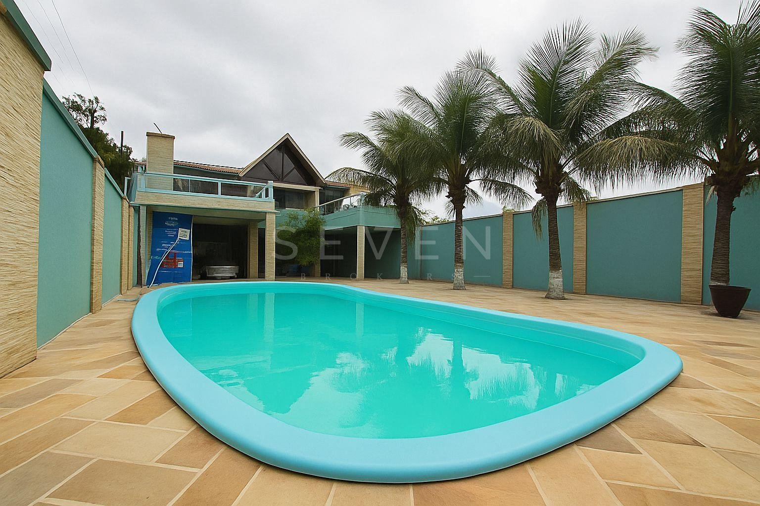 Ampla Residência com 4 Dormitórios e Piscina em Coroados - Gua...