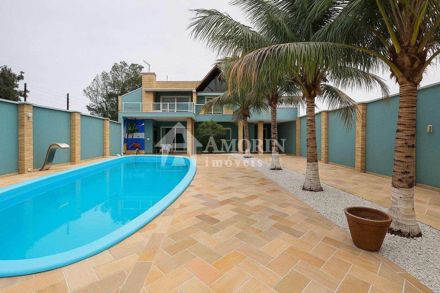 Ampla Residência com 4 Dormitórios e Piscina em Coroados - Gua...